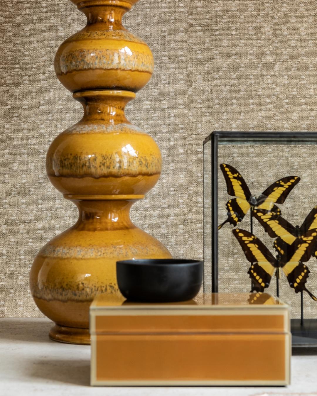 Ikat Textile tapet med rutigt mönster i beige. Från kollektionen Tahiti. Nonwoven-material med rak passning. Vintage-stil. Passar i vardagsrum, matsal och hall.