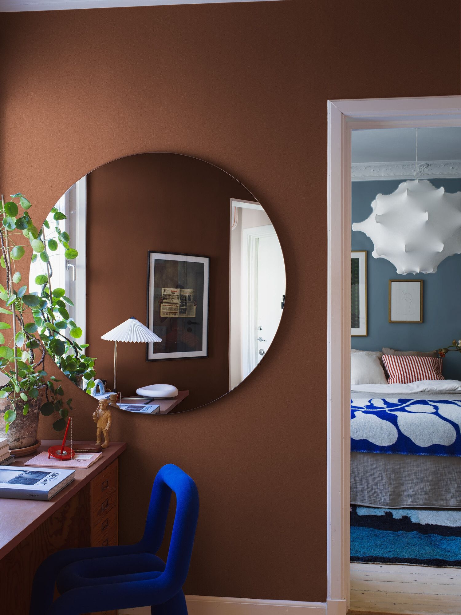 Mars Sand tapet enfärgad i röd. Från kollektionen Pigment. Nonwoven-material.