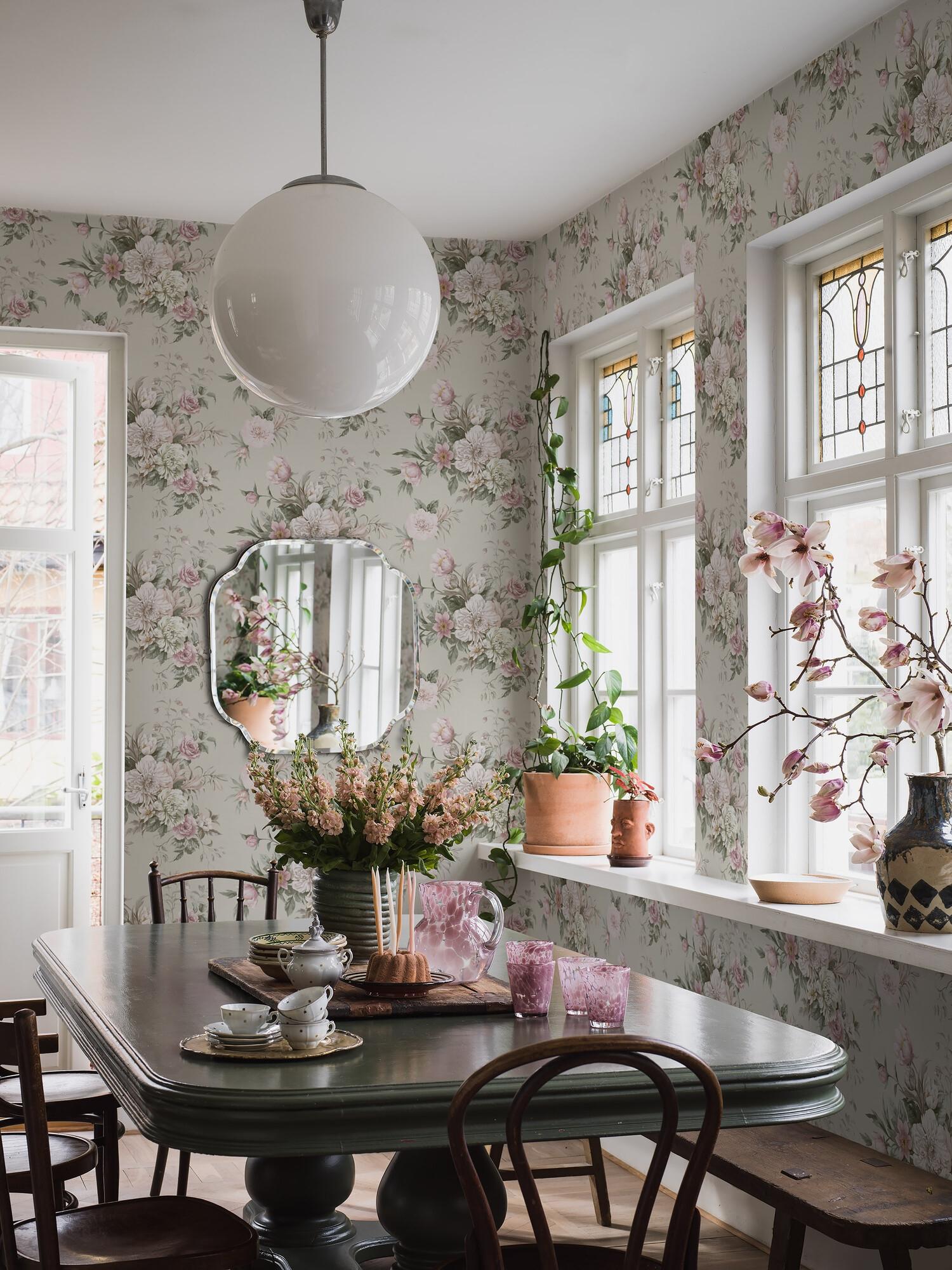 Floral Charm tapet tapet med blommigt mönster i beige. Från kollektionen Dreamy Escape. Nonwoven-material med förskjuten passning. Passar i vardagsrum och matsal.