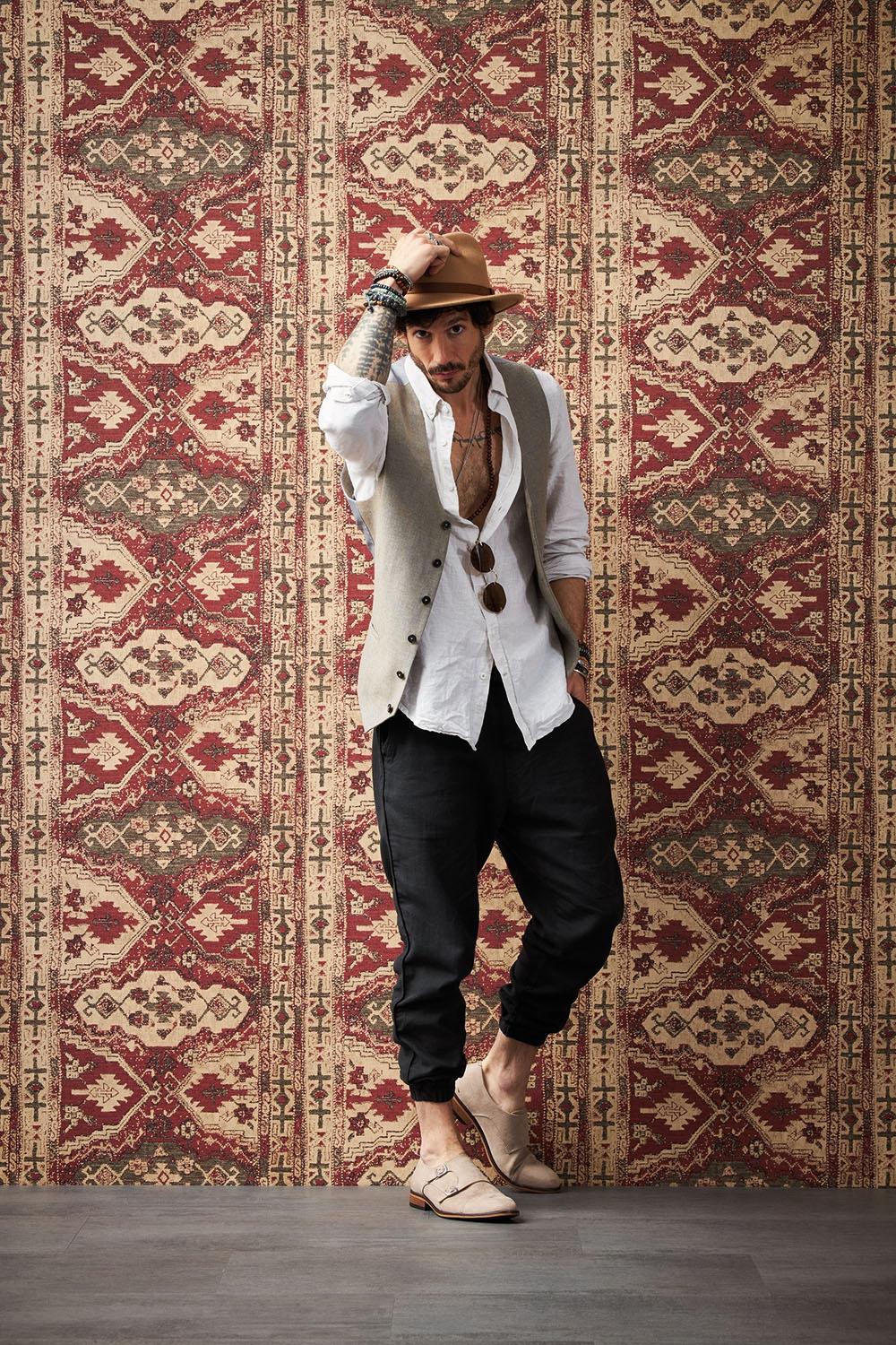 Said - Marrakesch strukturtapet i röd tapet med orientaliskt mönster i röd. Från kollektionen metropolitan stories 2. Nonwoven-material med förskjuten passning. Passar i vardagsrum och matsal.