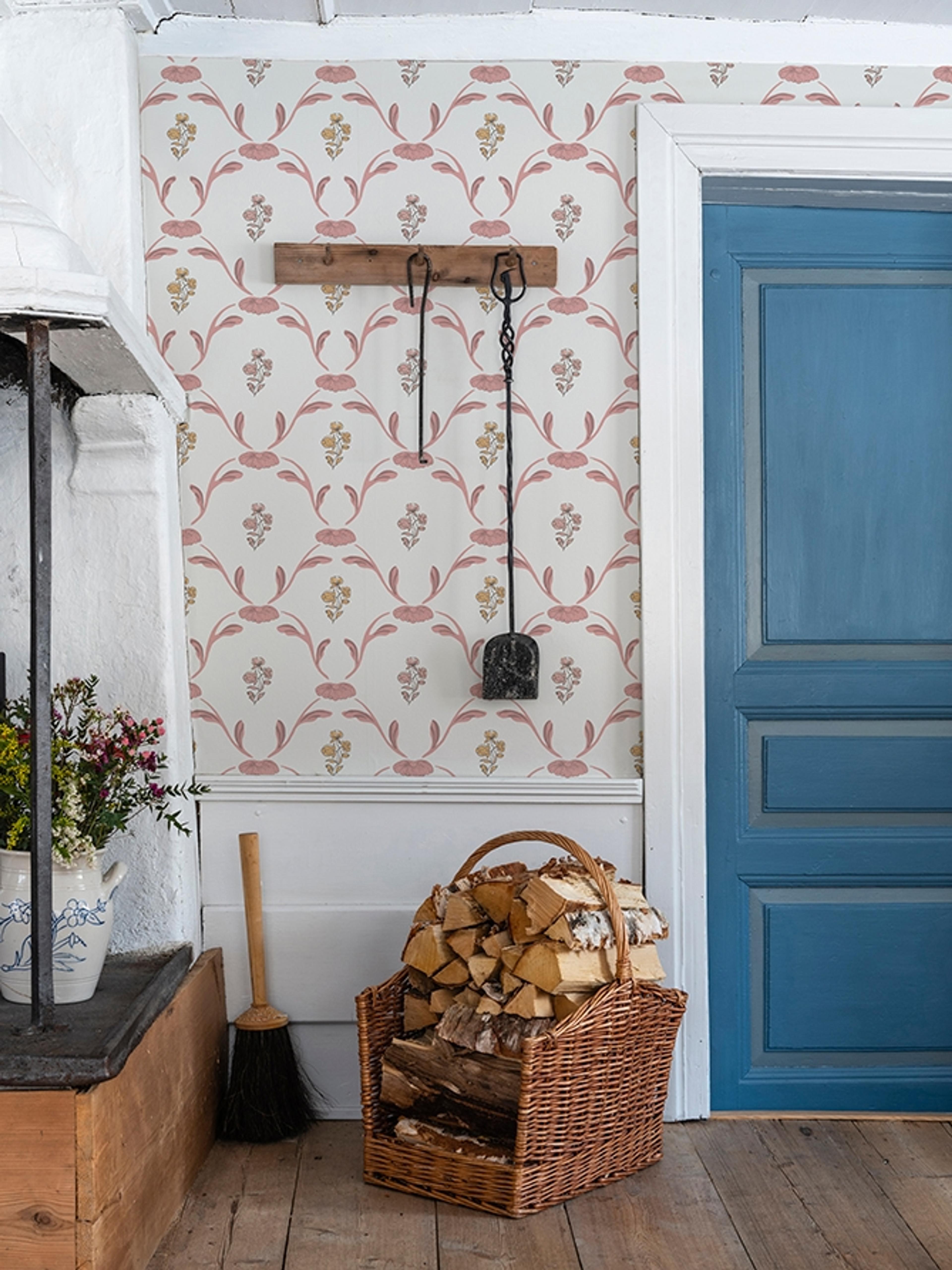 Hemmingbo, Röd tapet från duro med botaniskt mönster i röd. Från kollektionen Gammalsvenska QuickUp. Nonwoven-material med rak passning.​​​​‌﻿‍﻿​‍​‍‌‍﻿﻿‌﻿​‍‌‍‍‌‌‍‌﻿‌‍‍‌‌‍﻿‍​‍​‍​﻿‍‍​‍​‍‌﻿​﻿‌‍​‌‌‍﻿‍‌‍‍‌‌﻿‌​‌﻿‍‌​‍﻿‍‌‍‍‌‌‍﻿﻿​‍​‍​‍﻿​​‍​‍‌‍‍​‌﻿​‍‌‍‌‌‌‍‌‍​‍​‍​﻿‍‍​‍​‍‌‍‍​‌﻿‌​‌﻿‌​‌﻿​​‌﻿​﻿​﻿‍‍​‍﻿﻿​‍﻿﻿‌﻿‌﻿‌﻿‌﻿‌﻿‌﻿​‍﻿‍‌‍​﻿‌‍﻿﻿‌‍﻿​‌‍﻿﻿‌﻿​‍‌‍​‌‌‍﻿‌‌‍​‌​‍﻿‍‌﻿​﻿‌‍‌‌​‍﻿﻿‌﻿​﻿‌﻿‌​‌﻿‌‌‌‍‌​‌‍‍‌‌‍﻿﻿​‍﻿﻿‌‍‍‌‌‍﻿‍‌﻿‌​‌‍‌‌‌‍﻿‍‌﻿‌​​‍﻿﻿‌‍‌‌‌‍‌​‌‍‍‌‌﻿‌​​‍﻿﻿‌‍﻿‌‌‍﻿﻿‌‍‌​‌‍‌‌​﻿﻿‌‌﻿​​‌﻿​‍‌‍‌‌‌﻿​﻿‌‍‌‌‌‍﻿‍‌﻿‌​‌‍​‌‌﻿‌​‌‍‍‌‌‍﻿﻿‌‍﻿‍​﻿‍﻿‌‍‍‌‌‍‌​​﻿﻿‌‌‍‍‌‌‍﻿‌‌‍​‌‌‍‌﻿‌‍‌‌​‍﻿‌​﻿‍​‌‍‌​‌‍​‌​﻿‌‌‌‍​﻿‌‍​‌‌‍‌‍‌‍​﻿‌‍​‍​﻿‌​​﻿​​​﻿​​​﻿‌‌​﻿​‍​﻿​﻿​﻿​​‌‍‌‍‌‍‌‍‌‍​‌‌‍‌‍​﻿‌‌​﻿​﻿​﻿‌‍​﻿‍‌​﻿​﻿‌‍​‍​﻿‌‌​﻿‍‌​﻿​﻿‌‍‌‌‌‍​﻿‌‍‌‍​﻿‍​‌‍‌‍‌‍‌‍​﻿‌​‌‍‌‌​﻿​﻿​﻿​‌​﻿​‌​‍﻿‌​﻿‌‍​﻿‌‍​﻿‍‌‌﻿‍​​﻿‍​​﻿‍‌​﻿​‍​‍﻿‌‌‍‍‍‌﻿​​‌‍‌﻿​﻿‍﻿‌﻿‌​‌﻿‍‌‌﻿​​‌‍‌‌​﻿﻿‌‌﻿​﻿‌‍​‌‌‍﻿‍‌‍‍‌‌﻿‌​‌﻿‍‌​‍﻿‍‌‍‍‌‌‍﻿‌‌‍​‌‌‍‌﻿‌‍‌‌‌​​‌‌﻿​﻿‌﻿​﻿‌‍‌‌‌﻿‌​​﻿‍﻿‌﻿​​‌‍​‌‌﻿‌​‌‍‍​​﻿﻿‌‌‍​‌‌‍﻿​‌﻿‌​‌‌‌​‌‍‌‌‌﻿‍​‌﻿‌​​﻿﻿﻿‌‍​‍‌‍​‌‌﻿​﻿‌‍‌‌‌‌‌‌‌﻿​‍‌‍﻿​​﻿﻿‌‌‍‍​‌﻿‌​‌﻿‌​‌﻿​​‌﻿​﻿​‍‌‌​﻿​﻿‌​​‌​‍‌‌​﻿​‍‌​‌‍​‍‌‌​﻿​‍‌​‌‍‌﻿‌﻿‌﻿‌﻿‌﻿‌﻿​‍﻿‍‌‍​﻿‌‍﻿﻿‌‍﻿​‌‍﻿﻿‌﻿​‍‌‍​‌‌‍﻿‌‌‍​‌​‍﻿‍‌﻿​﻿‌‍‌‌​‍‌‌​﻿​‍‌​‌‍‌﻿​﻿‌﻿‌​‌﻿‌‌‌‍‌​‌‍‍‌‌‍﻿﻿​‍‌‍‌‍‍‌‌‍‌​​﻿﻿‌‌‍‍‌‌‍﻿‌‌‍​‌‌‍‌﻿‌‍‌‌​‍﻿‌​﻿‍​‌‍‌​‌‍​‌​﻿‌‌‌‍​﻿‌‍​‌‌‍‌‍‌‍​﻿‌‍​‍​﻿‌​​﻿​​​﻿​​​﻿‌‌​﻿​‍​﻿​﻿​﻿​​‌‍‌‍‌‍‌‍‌‍​‌‌‍‌‍​﻿‌‌​﻿​﻿​﻿‌‍​﻿‍‌​﻿​﻿‌‍​‍​﻿‌‌​﻿‍‌​﻿​﻿‌‍‌‌‌‍​﻿‌‍‌‍​﻿‍​‌‍‌‍‌‍‌‍​﻿‌​‌‍‌‌​﻿​﻿​﻿​‌​﻿​‌​‍﻿‌​﻿‌‍​﻿‌‍​﻿‍‌‌﻿‍​​﻿‍​​﻿‍‌​﻿​‍​‍﻿‌‌‍‍‍‌﻿​​‌‍‌﻿​‍‌‍‌﻿‌​‌﻿‍‌‌﻿​​‌‍‌‌​﻿﻿‌‌﻿​﻿‌‍​‌‌‍﻿‍‌‍‍‌‌﻿‌​‌﻿‍‌​‍﻿‍‌‍‍‌‌‍﻿‌‌‍​‌‌‍‌﻿‌‍‌‌‌​​‌‌﻿​﻿‌﻿​﻿‌‍‌‌‌﻿‌​​‍‌‍‌﻿​​‌‍​‌‌﻿‌​‌‍‍​​﻿﻿‌‌‍​‌‌‍﻿​‌﻿‌​‌‌‌​‌‍‌‌‌﻿‍​‌﻿‌​​‍‌‍‌﻿​​‌‍‌‌‌﻿​‍‌﻿​﻿‌﻿​​‌‍‌‌‌‍​﻿‌﻿‌​‌‍‍‌‌﻿‌‍‌‍‌‌​﻿﻿‌‌﻿​​‌﻿‌‌‌‍​‍‌‍﻿​‌‍‍‌‌﻿​﻿‌‍‍​‌‍‌‌‌‍‌​​‍​‍‌﻿﻿‌