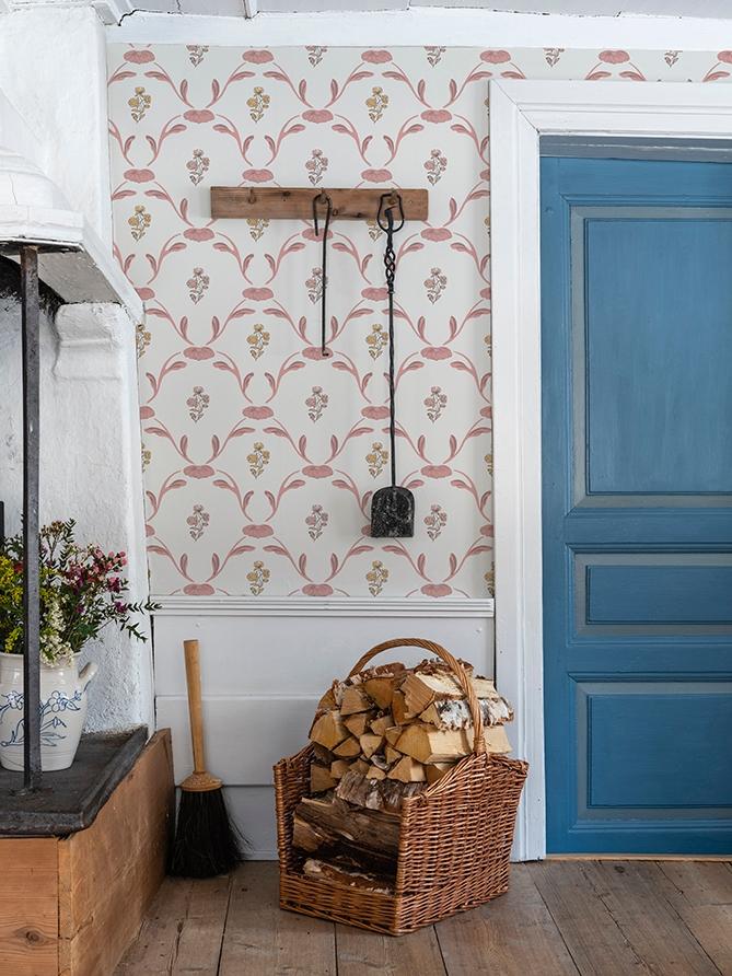 Hemmingbo, Röd tapet från duro med botaniskt mönster i röd. Från kollektionen Gammalsvenska QuickUp. Nonwoven-material med rak passning.