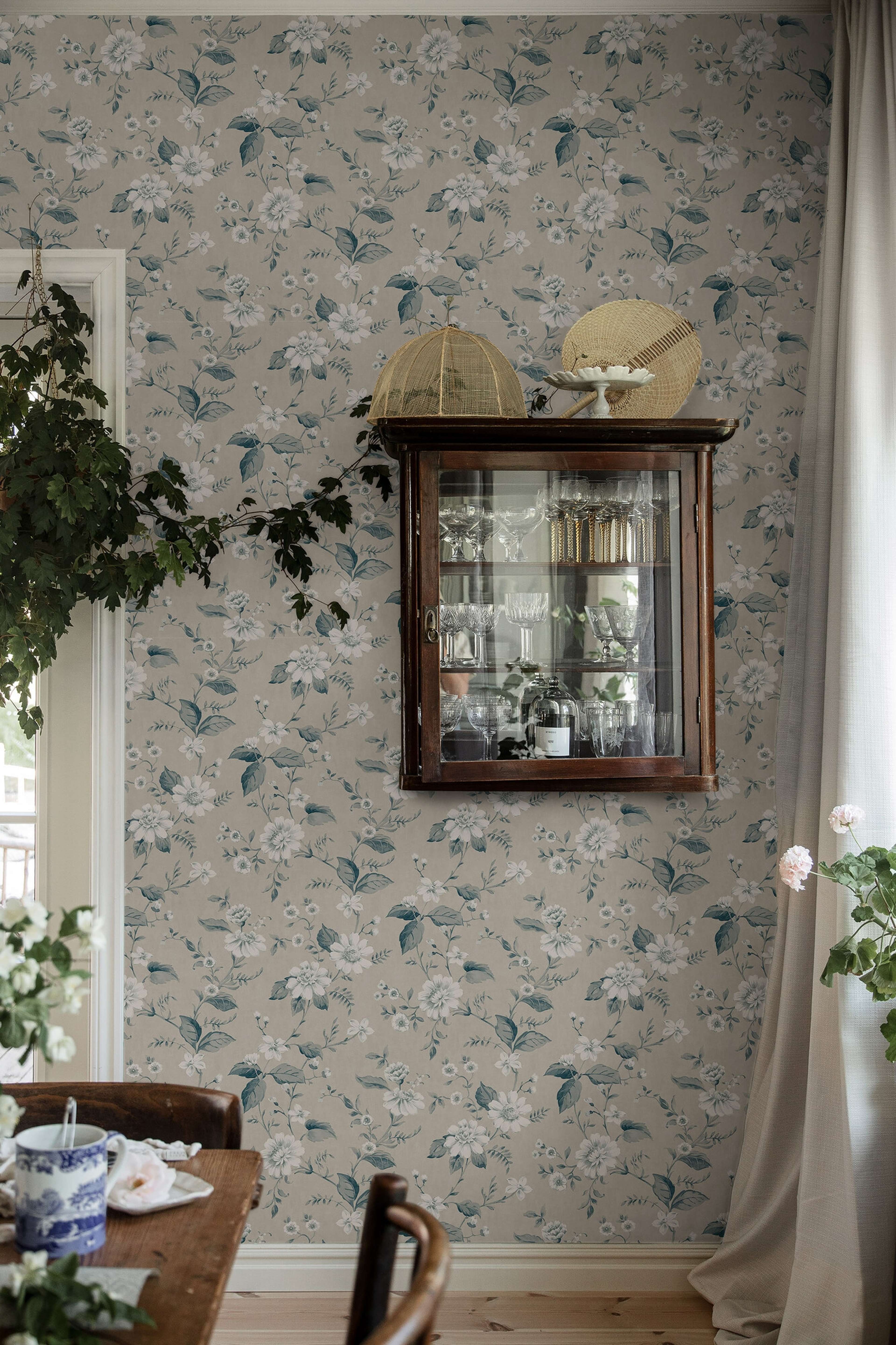 Laura´s Cottage gråbeige botten tapet med blommigt mönster i grå. Från kollektionen Cottage Garden. Nonwoven-material med rak passning. Country, city-stil. Passar i vardagsrum, matsal och hall.​​​​‌﻿‍﻿​‍​‍‌‍﻿﻿‌﻿​‍‌‍‍‌‌‍‌﻿‌‍‍‌‌‍﻿‍​‍​‍​﻿‍‍​‍​‍‌﻿​﻿‌‍​‌‌‍﻿‍‌‍‍‌‌﻿‌​‌﻿‍‌​‍﻿‍‌‍‍‌‌‍﻿﻿​‍​‍​‍﻿​​‍​‍‌‍‍​‌﻿​‍‌‍‌‌‌‍‌‍​‍​‍​﻿‍‍​‍​‍‌‍‍​‌﻿‌​‌﻿‌​‌﻿​​‌﻿​﻿​﻿‍‍​‍﻿﻿​‍﻿﻿‌﻿‌﻿‌﻿‌﻿‌﻿‌﻿​‍﻿‍‌‍​﻿‌‍﻿﻿‌‍﻿​‌‍﻿﻿‌﻿​‍‌‍​‌‌‍﻿‌‌‍​‌​‍﻿‍‌﻿​﻿‌‍‌‌​‍﻿﻿‌﻿​﻿‌﻿‌​‌﻿‌‌‌‍‌​‌‍‍‌‌‍﻿﻿​‍﻿﻿‌‍‍‌‌‍﻿‍‌﻿‌​‌‍‌‌‌‍﻿‍‌﻿‌​​‍﻿﻿‌‍‌‌‌‍‌​‌‍‍‌‌﻿‌​​‍﻿﻿‌‍﻿‌‌‍﻿﻿‌‍‌​‌‍‌‌​﻿﻿‌‌﻿​​‌﻿​‍‌‍‌‌‌﻿​﻿‌‍‌‌‌‍﻿‍‌﻿‌​‌‍​‌‌﻿‌​‌‍‍‌‌‍﻿﻿‌‍﻿‍​﻿‍﻿‌‍‍‌‌‍‌​​﻿﻿‌‌‍‍‌‌‍﻿‌‌‍​‌‌‍‌﻿‌‍‌‌​‍﻿‌​﻿‍​‌‍‌​‌‍‌‌​﻿​​‌‍​﻿‌‍‌​​﻿‍​​﻿​﻿​﻿‍‌​﻿‌﻿‌‍‌‌‌‍‌​‌‍​﻿‌‍‌‍‌‍​‍‌‍‌​​﻿‍​​﻿​﻿​﻿​‍​﻿‌​​﻿‍​​﻿‍‌​﻿​‍​﻿‌‌​﻿​‌​﻿​​​﻿‍​​﻿‌‌​﻿‌﻿​﻿‌‍​﻿​‌​﻿‍‌​﻿​‌​﻿‌﻿‌‍​﻿​﻿‌​​﻿‌‌​﻿‍​‌‍‌‌​﻿‍‌​‍﻿‌​﻿​‌​﻿​﻿​﻿​﻿​﻿​﻿‌﻿‍​​﻿​‍​﻿​​​﻿​​​﻿​​​‍﻿‌‌‍‍‍‌﻿​​‌‍‌﻿​﻿‍﻿‌﻿‌​‌﻿‍‌‌﻿​​‌‍‌‌​﻿﻿‌‌﻿​﻿‌‍​‌‌‍﻿‍‌‍‍‌‌﻿‌​‌﻿‍‌​‍﻿‍‌‍‍‌‌‍﻿‌‌‍​‌‌‍‌﻿‌‍‌‌‌​​‌‌﻿​﻿‌﻿​﻿‌‍‌‌‌﻿‌​​﻿‍﻿‌﻿​​‌‍​‌‌﻿‌​‌‍‍​​﻿﻿‌‌‍​‌‌‍﻿​‌﻿‌​‌‌‌​‌‍‌‌‌﻿‍​‌﻿‌​​﻿﻿﻿‌‍​‍‌‍​‌‌﻿​﻿‌‍‌‌‌‌‌‌‌﻿​‍‌‍﻿​​﻿﻿‌‌‍‍​‌﻿‌​‌﻿‌​‌﻿​​‌﻿​﻿​‍‌‌​﻿​﻿‌​​‌​‍‌‌​﻿​‍‌​‌‍​‍‌‌​﻿​‍‌​‌‍‌﻿‌﻿‌﻿‌﻿‌﻿‌﻿​‍﻿‍‌‍​﻿‌‍﻿﻿‌‍﻿​‌‍﻿﻿‌﻿​‍‌‍​‌‌‍﻿‌‌‍​‌​‍﻿‍‌﻿​﻿‌‍‌‌​‍‌‌​﻿​‍‌​‌‍‌﻿​﻿‌﻿‌​‌﻿‌‌‌‍‌​‌‍‍‌‌‍﻿﻿​‍‌‍‌‍‍‌‌‍‌​​﻿﻿‌‌‍‍‌‌‍﻿‌‌‍​‌‌‍‌﻿‌‍‌‌​‍﻿‌​﻿‍​‌‍‌​‌‍‌‌​﻿​​‌‍​﻿‌‍‌​​﻿‍​​﻿​﻿​﻿‍‌​﻿‌﻿‌‍‌‌‌‍‌​‌‍​﻿‌‍‌‍‌‍​‍‌‍‌​​﻿‍​​﻿​﻿​﻿​‍​﻿‌​​﻿‍​​﻿‍‌​﻿​‍​﻿‌‌​﻿​‌​﻿​​​﻿‍​​﻿‌‌​﻿‌﻿​﻿‌‍​﻿​‌​﻿‍‌​﻿​‌​﻿‌﻿‌‍​﻿​﻿‌​​﻿‌‌​﻿‍​‌‍‌‌​﻿‍‌​‍﻿‌​﻿​‌​﻿​﻿​﻿​﻿​﻿​﻿‌﻿‍​​﻿​‍​﻿​​​﻿​​​﻿​​​‍﻿‌‌‍‍‍‌﻿​​‌‍‌﻿​‍‌‍‌﻿‌​‌﻿‍‌‌﻿​​‌‍‌‌​﻿﻿‌‌﻿​﻿‌‍​‌‌‍﻿‍‌‍‍‌‌﻿‌​‌﻿‍‌​‍﻿‍‌‍‍‌‌‍﻿‌‌‍​‌‌‍‌﻿‌‍‌‌‌​​‌‌﻿​﻿‌﻿​﻿‌‍‌‌‌﻿‌​​‍‌‍‌﻿​​‌‍​‌‌﻿‌​‌‍‍​​﻿﻿‌‌‍​‌‌‍﻿​‌﻿‌​‌‌‌​‌‍‌‌‌﻿‍​‌﻿‌​​‍‌‍‌﻿​​‌‍‌‌‌﻿​‍‌﻿​﻿‌﻿​​‌‍‌‌‌‍​﻿‌﻿‌​‌‍‍‌‌﻿‌‍‌‍‌‌​﻿﻿‌‌﻿​​‌﻿‌‌‌‍​‍‌‍﻿​‌‍‍‌‌﻿​﻿‌‍‍​‌‍‌‌‌‍‌​​‍​‍‌﻿﻿‌