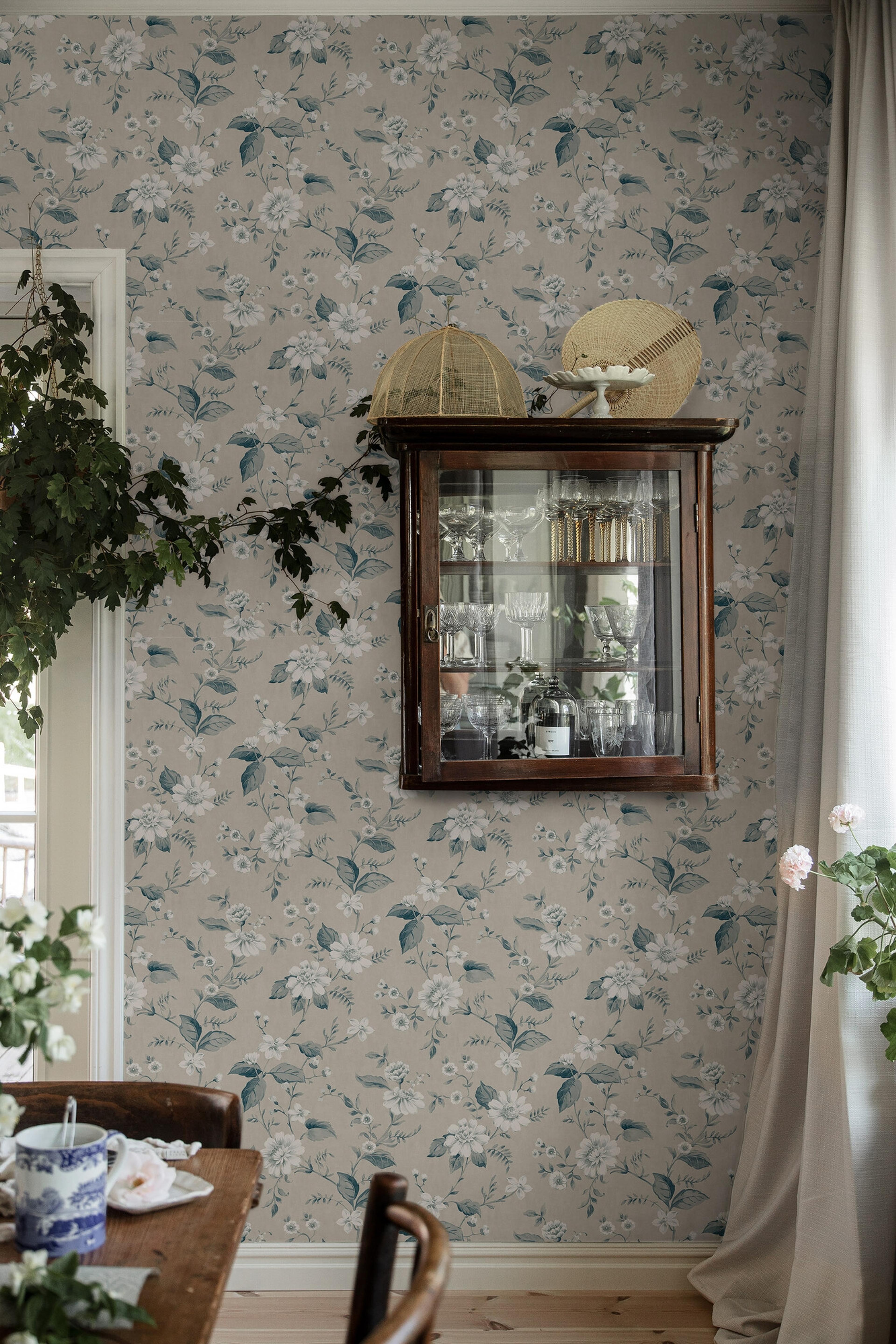 Laura´s Cottage gråbeige botten tapet med blommigt mönster i grå. Från kollektionen Cottage Garden. Nonwoven-material med rak passning. Country, city-stil. Passar i vardagsrum, matsal och hall.​​​​‌﻿‍﻿​‍​‍‌‍﻿﻿‌﻿​‍‌‍‍‌‌‍‌﻿‌‍‍‌‌‍﻿‍​‍​‍​﻿‍‍​‍​‍‌﻿​﻿‌‍​‌‌‍﻿‍‌‍‍‌‌﻿‌​‌﻿‍‌​‍﻿‍‌‍‍‌‌‍﻿﻿​‍​‍​‍﻿​​‍​‍‌‍‍​‌﻿​‍‌‍‌‌‌‍‌‍​‍​‍​﻿‍‍​‍​‍‌‍‍​‌﻿‌​‌﻿‌​‌﻿​​‌﻿​﻿​﻿‍‍​‍﻿﻿​‍﻿﻿‌﻿‌﻿‌﻿‌﻿‌﻿‌﻿​‍﻿‍‌‍​﻿‌‍﻿﻿‌‍﻿​‌‍﻿﻿‌﻿​‍‌‍​‌‌‍﻿‌‌‍​‌​‍﻿‍‌﻿​﻿‌‍‌‌​‍﻿﻿‌﻿​﻿‌﻿‌​‌﻿‌‌‌‍‌​‌‍‍‌‌‍﻿﻿​‍﻿﻿‌‍‍‌‌‍﻿‍‌﻿‌​‌‍‌‌‌‍﻿‍‌﻿‌​​‍﻿﻿‌‍‌‌‌‍‌​‌‍‍‌‌﻿‌​​‍﻿﻿‌‍﻿‌‌‍﻿﻿‌‍‌​‌‍‌‌​﻿﻿‌‌﻿​​‌﻿​‍‌‍‌‌‌﻿​﻿‌‍‌‌‌‍﻿‍‌﻿‌​‌‍​‌‌﻿‌​‌‍‍‌‌‍﻿﻿‌‍﻿‍​﻿‍﻿‌‍‍‌‌‍‌​​﻿﻿‌‌‍‍‌‌‍﻿‌‌‍​‌‌‍‌﻿‌‍‌‌​‍﻿‌​﻿‍​‌‍‌​‌‍‌‌​﻿​​‌‍​﻿‌‍‌​​﻿‍​​﻿​﻿​﻿‍‌​﻿‌﻿‌‍‌‌‌‍‌​‌‍​﻿‌‍‌‍‌‍​‍‌‍‌​​﻿‍​​﻿​﻿​﻿​‍​﻿‌​​﻿‍​​﻿‍‌​﻿​‍​﻿‌‌​﻿​‌​﻿​​​﻿‍​​﻿‌‌​﻿‌﻿​﻿‌‍​﻿​‌​﻿‍‌​﻿​‌​﻿‌﻿‌‍​﻿​﻿‌​​﻿‌‌​﻿‍​‌‍‌‌​﻿‍‌​‍﻿‌​﻿​‌​﻿​﻿​﻿​﻿​﻿​﻿‌﻿‍​​﻿​‍​﻿​​​﻿​​​﻿​​​‍﻿‌‌‍‍‍‌﻿​​‌‍‌﻿​﻿‍﻿‌﻿‌​‌﻿‍‌‌﻿​​‌‍‌‌​﻿﻿‌‌﻿​﻿‌‍​‌‌‍﻿‍‌‍‍‌‌﻿‌​‌﻿‍‌​‍﻿‍‌‍‍‌‌‍﻿‌‌‍​‌‌‍‌﻿‌‍‌‌‌​​‌‌﻿​﻿‌﻿​﻿‌‍‌‌‌﻿‌​​﻿‍﻿‌﻿​​‌‍​‌‌﻿‌​‌‍‍​​﻿﻿‌‌‍​‌‌‍﻿​‌﻿‌​‌‌‌​‌‍‌‌‌﻿‍​‌﻿‌​​﻿﻿﻿‌‍​‍‌‍​‌‌﻿​﻿‌‍‌‌‌‌‌‌‌﻿​‍‌‍﻿​​﻿﻿‌‌‍‍​‌﻿‌​‌﻿‌​‌﻿​​‌﻿​﻿​‍‌‌​﻿​﻿‌​​‌​‍‌‌​﻿​‍‌​‌‍​‍‌‌​﻿​‍‌​‌‍‌﻿‌﻿‌﻿‌﻿‌﻿‌﻿​‍﻿‍‌‍​﻿‌‍﻿﻿‌‍﻿​‌‍﻿﻿‌﻿​‍‌‍​‌‌‍﻿‌‌‍​‌​‍﻿‍‌﻿​﻿‌‍‌‌​‍‌‌​﻿​‍‌​‌‍‌﻿​﻿‌﻿‌​‌﻿‌‌‌‍‌​‌‍‍‌‌‍﻿﻿​‍‌‍‌‍‍‌‌‍‌​​﻿﻿‌‌‍‍‌‌‍﻿‌‌‍​‌‌‍‌﻿‌‍‌‌​‍﻿‌​﻿‍​‌‍‌​‌‍‌‌​﻿​​‌‍​﻿‌‍‌​​﻿‍​​﻿​﻿​﻿‍‌​﻿‌﻿‌‍‌‌‌‍‌​‌‍​﻿‌‍‌‍‌‍​‍‌‍‌​​﻿‍​​﻿​﻿​﻿​‍​﻿‌​​﻿‍​​﻿‍‌​﻿​‍​﻿‌‌​﻿​‌​﻿​​​﻿‍​​﻿‌‌​﻿‌﻿​﻿‌‍​﻿​‌​﻿‍‌​﻿​‌​﻿‌﻿‌‍​﻿​﻿‌​​﻿‌‌​﻿‍​‌‍‌‌​﻿‍‌​‍﻿‌​﻿​‌​﻿​﻿​﻿​﻿​﻿​﻿‌﻿‍​​﻿​‍​﻿​​​﻿​​​﻿​​​‍﻿‌‌‍‍‍‌﻿​​‌‍‌﻿​‍‌‍‌﻿‌​‌﻿‍‌‌﻿​​‌‍‌‌​﻿﻿‌‌﻿​﻿‌‍​‌‌‍﻿‍‌‍‍‌‌﻿‌​‌﻿‍‌​‍﻿‍‌‍‍‌‌‍﻿‌‌‍​‌‌‍‌﻿‌‍‌‌‌​​‌‌﻿​﻿‌﻿​﻿‌‍‌‌‌﻿‌​​‍‌‍‌﻿​​‌‍​‌‌﻿‌​‌‍‍​​﻿﻿‌‌‍​‌‌‍﻿​‌﻿‌​‌‌‌​‌‍‌‌‌﻿‍​‌﻿‌​​‍‌‍‌﻿​​‌‍‌‌‌﻿​‍‌﻿​﻿‌﻿​​‌‍‌‌‌‍​﻿‌﻿‌​‌‍‍‌‌﻿‌‍‌‍‌‌​﻿﻿‌‌﻿​​‌﻿‌‌‌‍​‍‌‍﻿​‌‍‍‌‌﻿​﻿‌‍‍​‌‍‌‌‌‍‌​​‍​‍‌﻿﻿‌