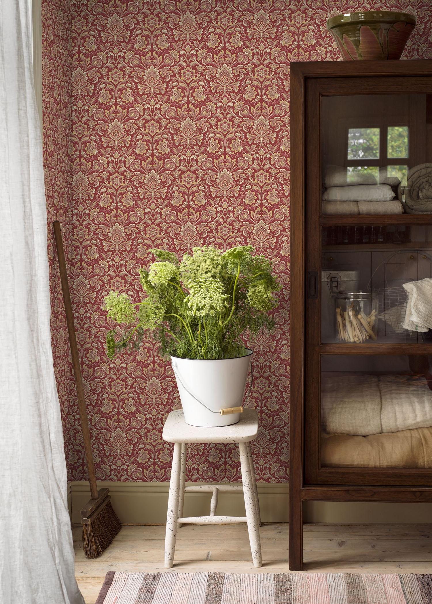 Foglavik, vinröd tapet från Boråstapeter med medaljonger mönster i röd och brun. Från kollektionen anno. Nonwoven-material med rak passning. Passar i sovrum och matsal.