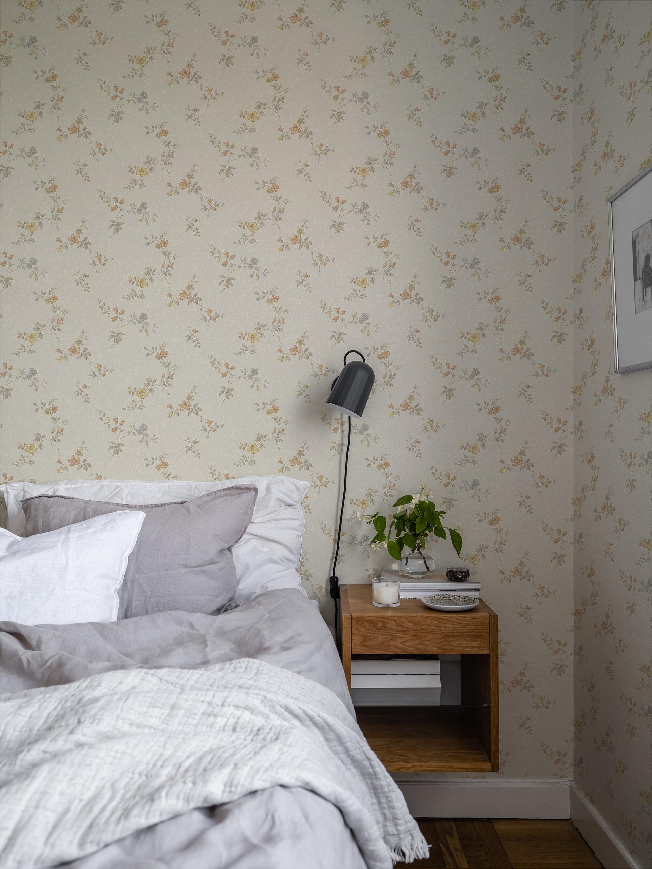 Kerstin beige tapet med blommigt mönster i beige. Från kollektionen Gammalsvenska klassiker 1850–1950. Nonwoven-material med rak passning.
