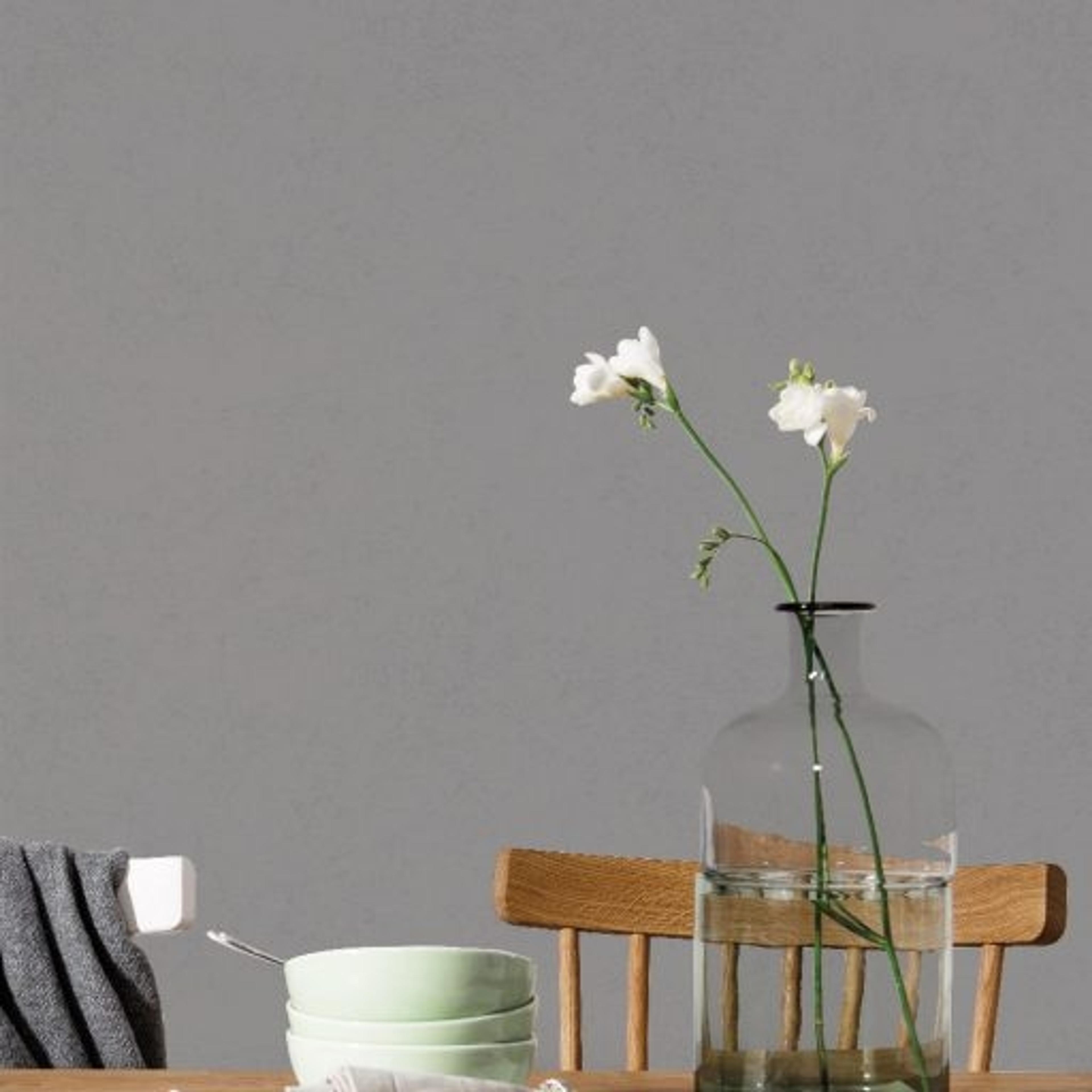 Sten, Gråsvart tapet från duro enfärgad i grå. Från kollektionen Rand & Kulör. Nonwoven-material.