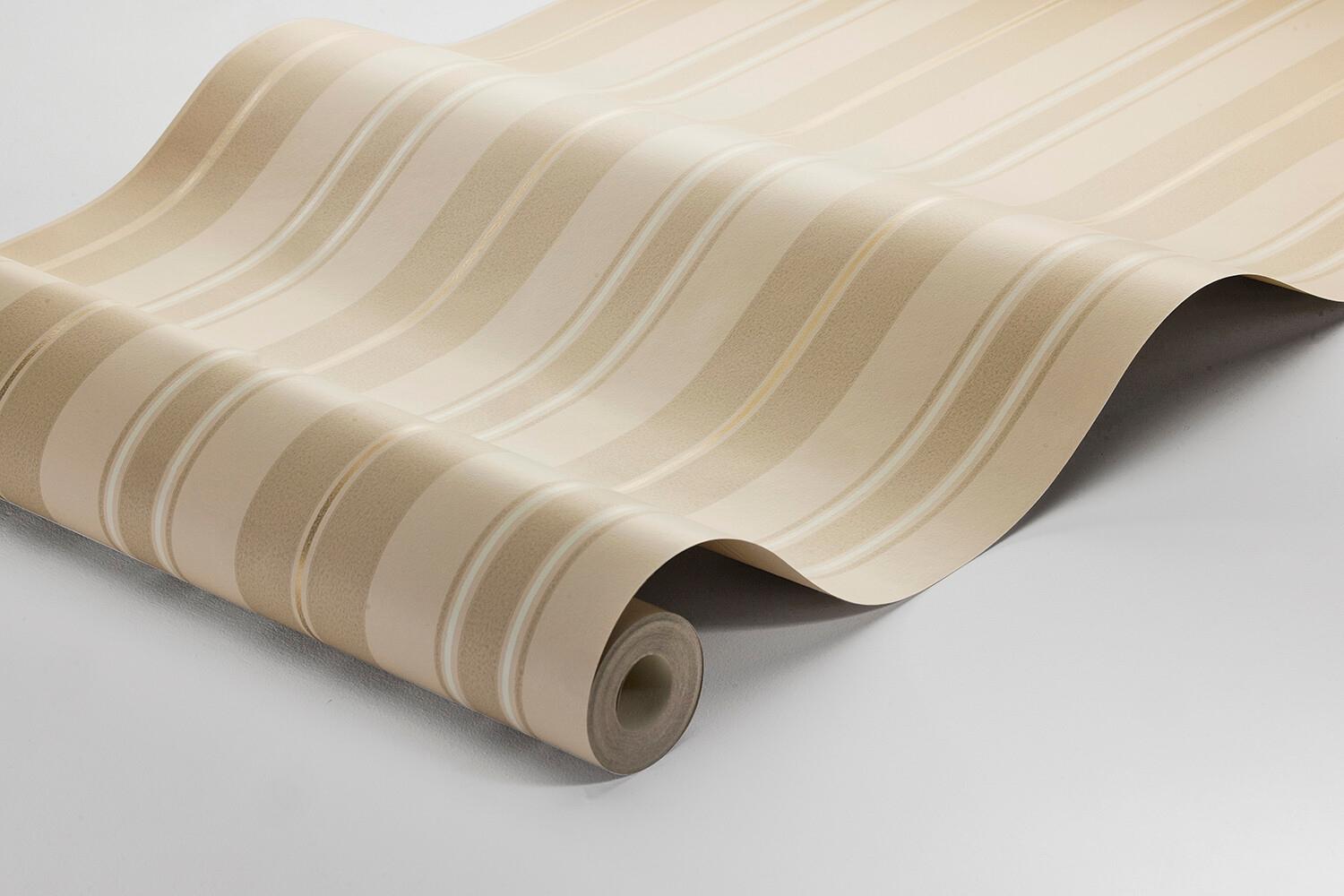 Gustaf tapet med randigt mönster i brun och beige. Från kollektionen timeless traditions. Nonwoven-material.