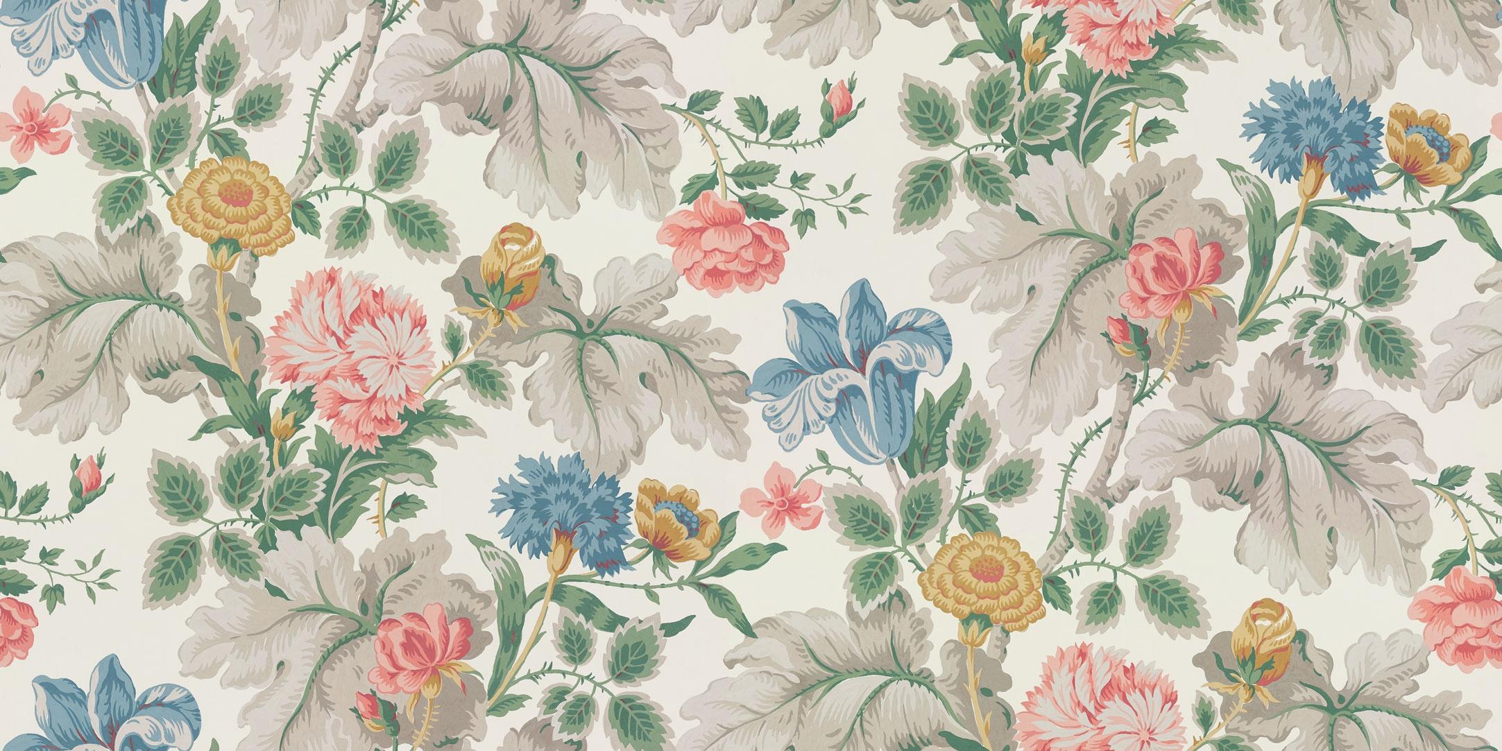 Carnation Garden tapet från Boråstapeter med blommigt mönster i vit. Från kollektionen New Heritage. Nonwoven-material med förskjuten passning. Country, city-stil.