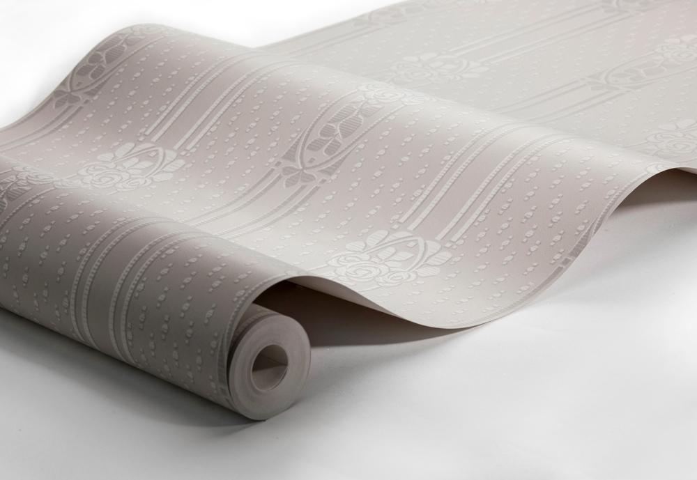 Ellen tapet från Boråstapeter med randigt, blommigt mönster i vit, svart och beige. Från kollektionen anno. Nonwoven-material med rak passning. Passar i sovrum och matsal.