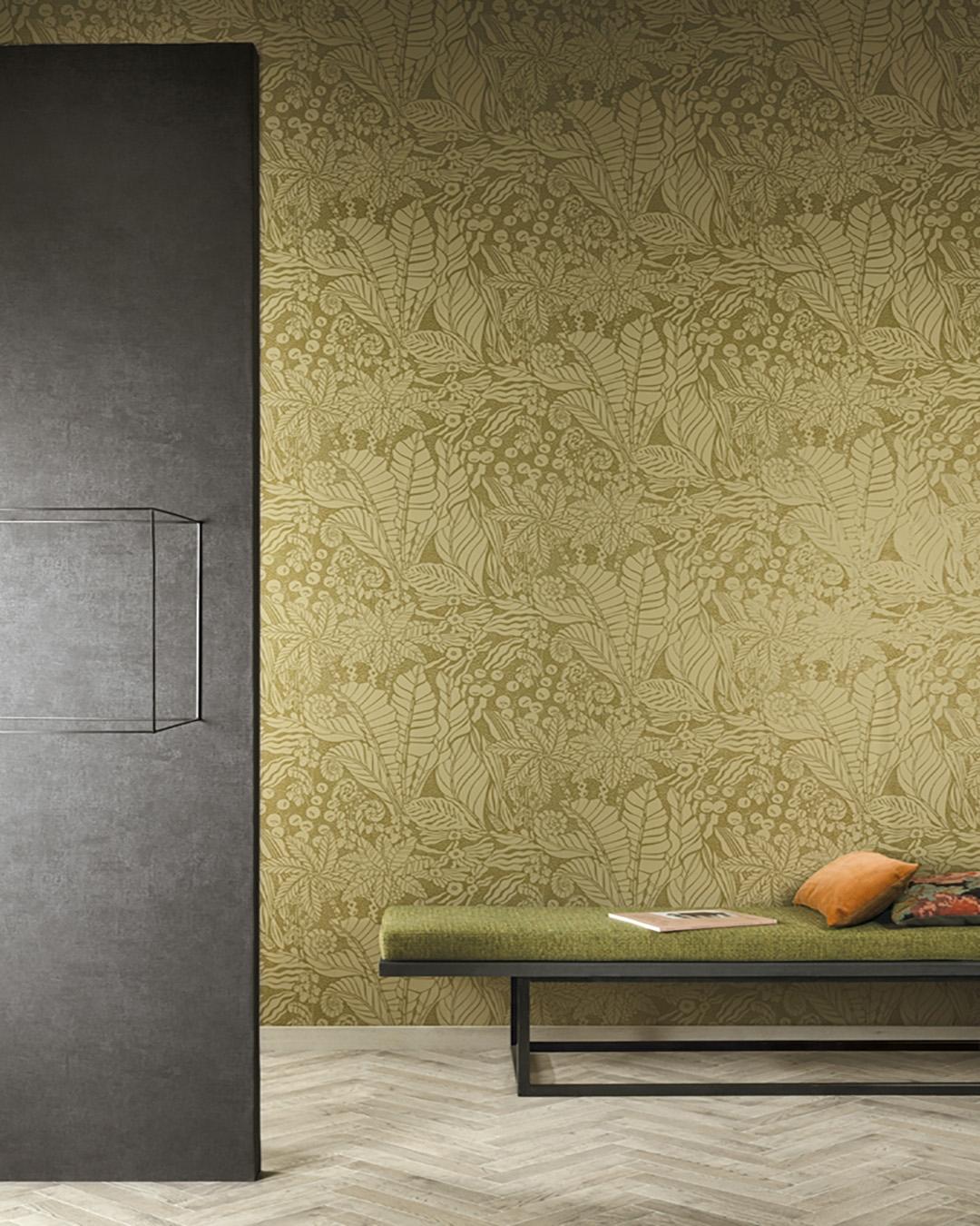 Madita, grön tapet tapet med stormönstrat, botaniskt mönster i grön. Från kollektionen Aquila. Nonwoven-material med förskjuten passning.