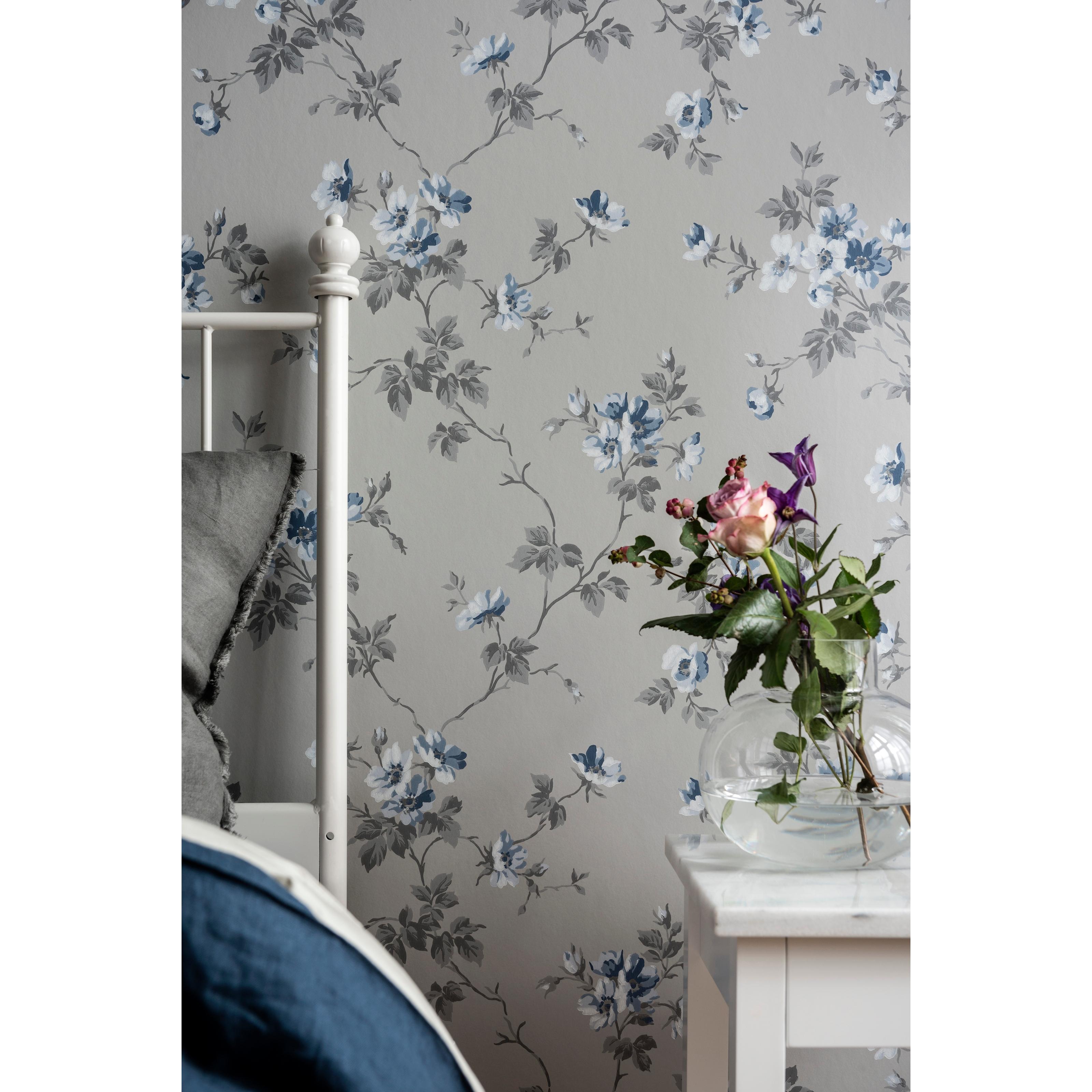Kristina, gråblå tapet från duro med blommigt mönster i grå. Från kollektionen Duro 1900. Nonwoven-material med förskjuten mönsterpassning. Country-stil.