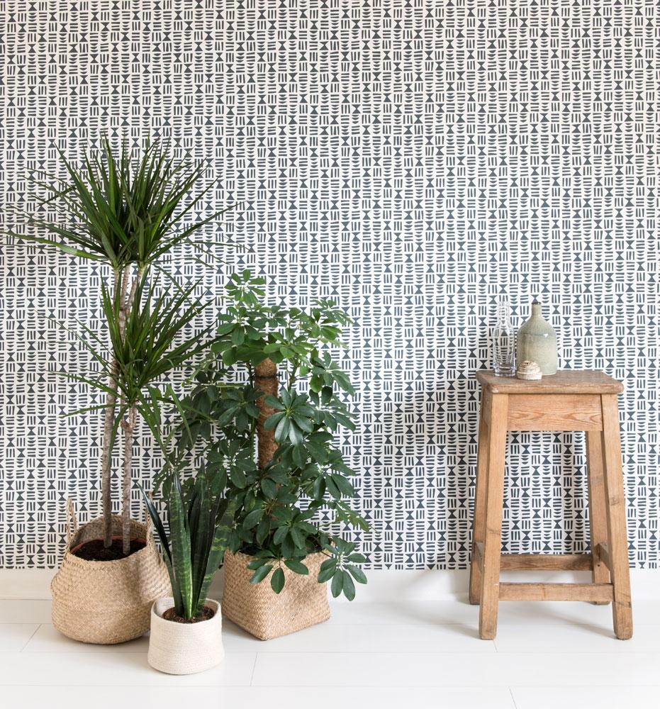 Heiroglyph Lead tapet från Midbec med grafiskt, retro mönster i grå. Från kollektionen Kinfolk. Nonwoven-material med rak passning. Vintage, stram-stil.