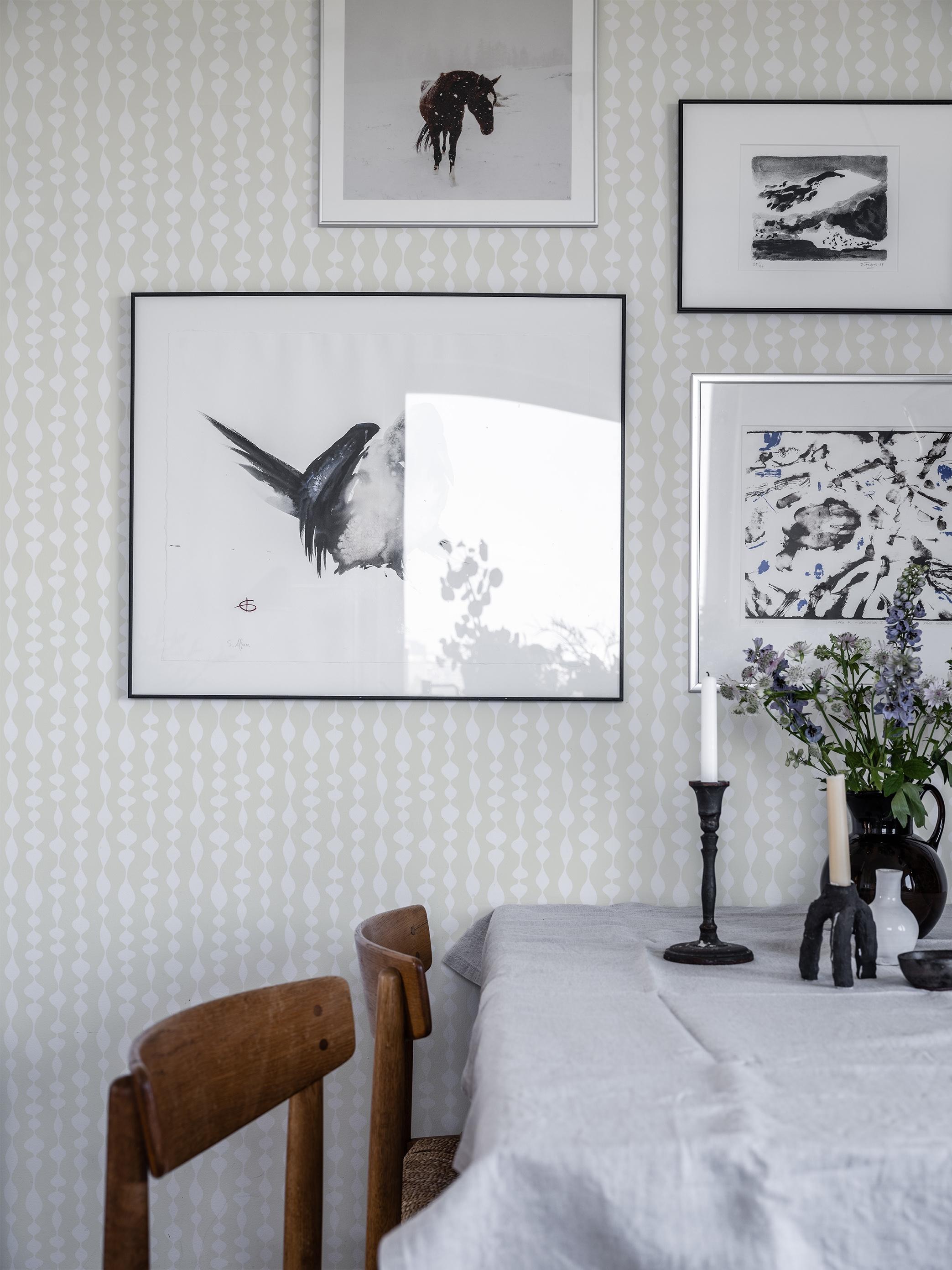 Margaret Rose vit tapet med grafiskt mönster i vit. Från kollektionen Gammalsvenska klassiker 1850–1950. Nonwoven-material med rak passning.