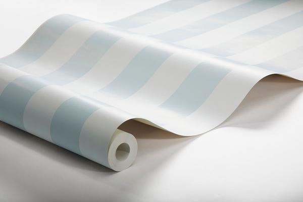 Falsterbo Stripe tapet från Boråstapeter med randigt mönster i blå. Från kollektionen Falsterbo III. Nonwoven-material.