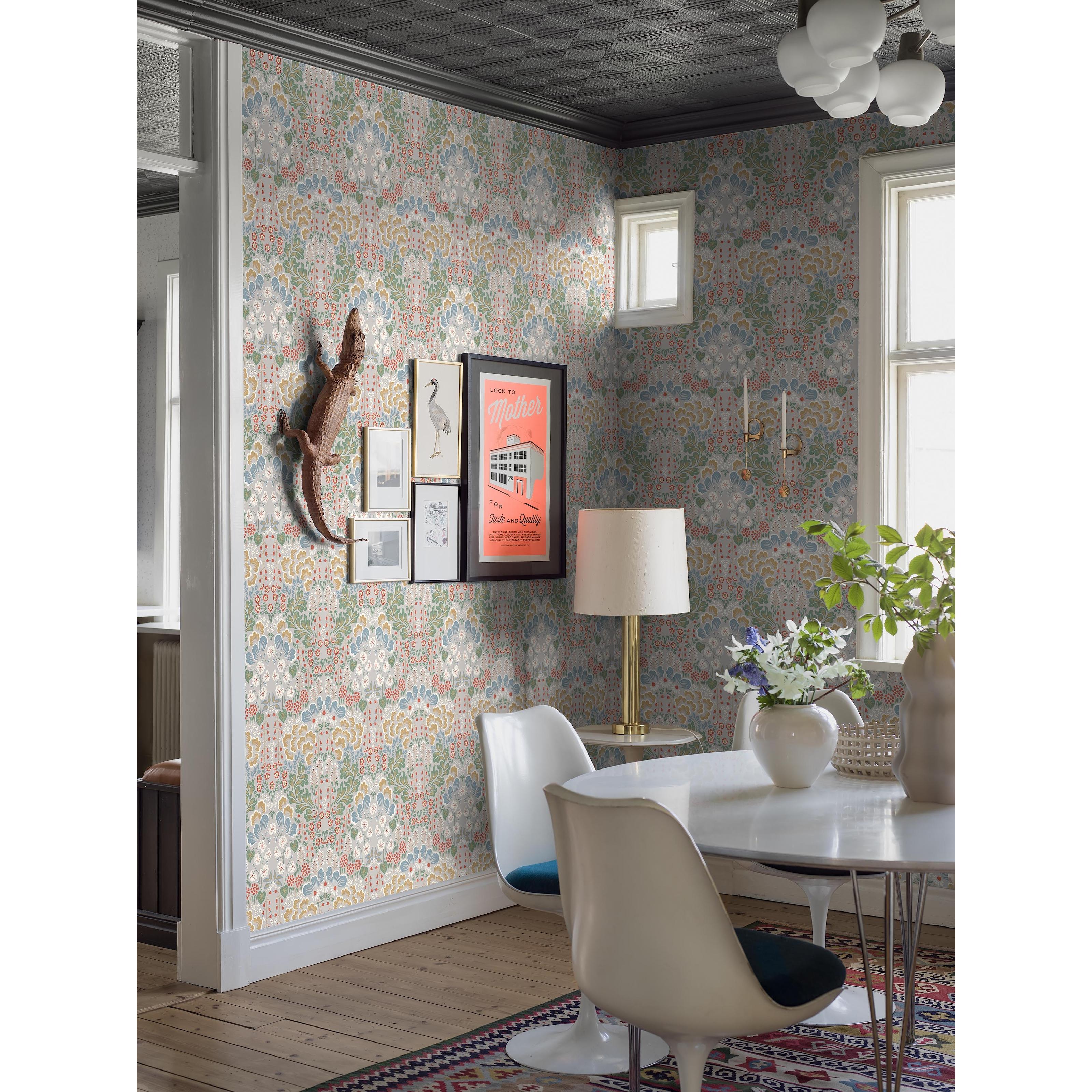 Hanna Werning Blomstervall grå, tapet tapet med blommigt mönster i grå. Från kollektionen swedish designers. Nonwoven-material med rak passning.