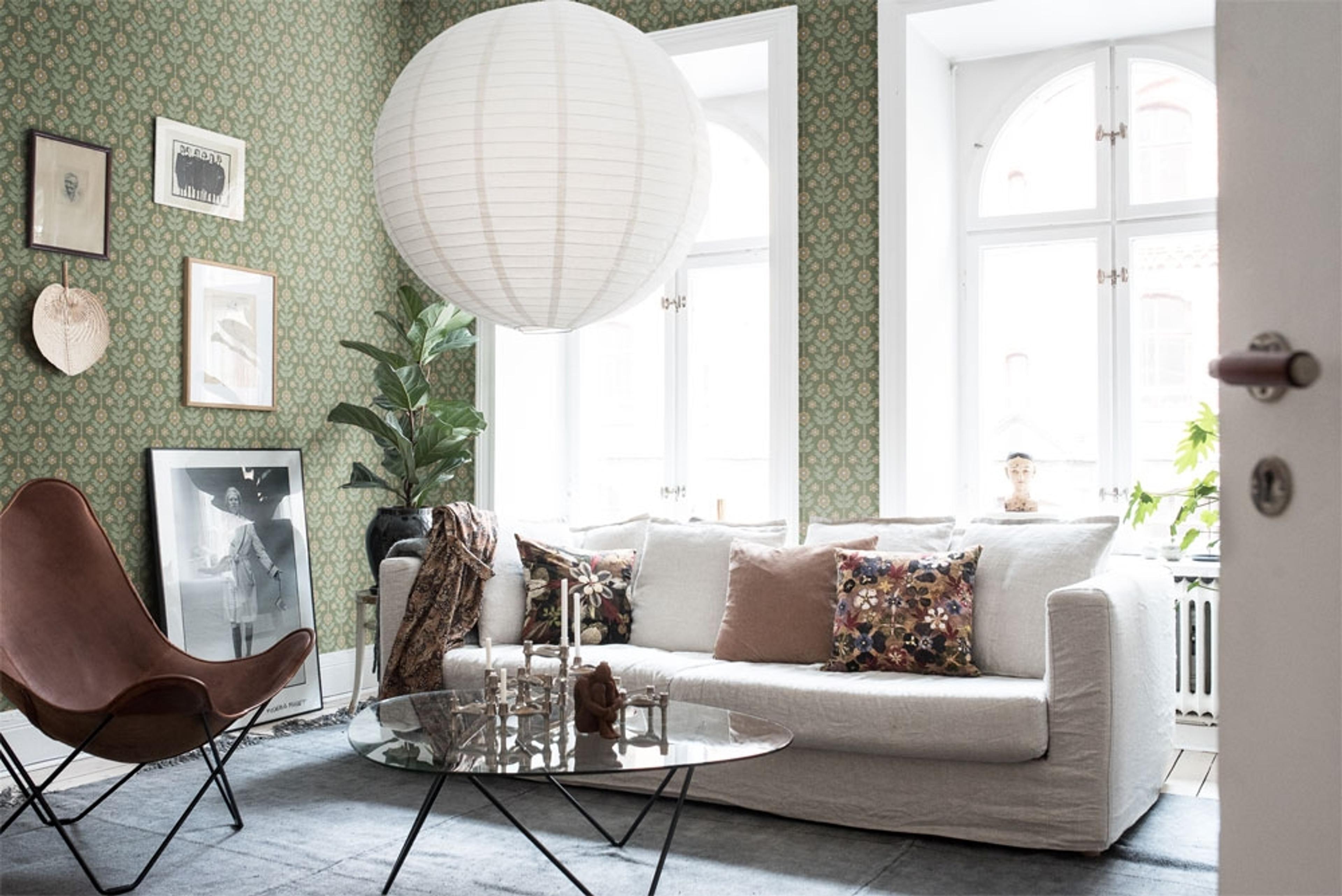 Othilia storblommig, grön tapet från Midbec med blommigt mönster i grön. Från kollektionen Lyckebo. Nonwoven-material med rak passning.