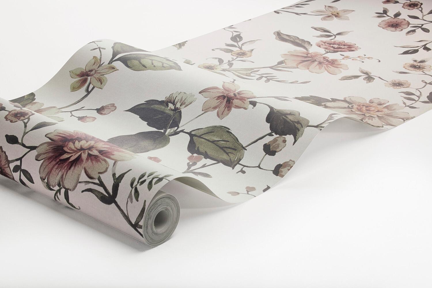 Marion's Mural blommig med benvit botten tapet med blommigt mönster i vit. Från kollektionen Cottage Garden. Nonwoven-material med rak passning. Passar i vardagsrum, matsal och hall.