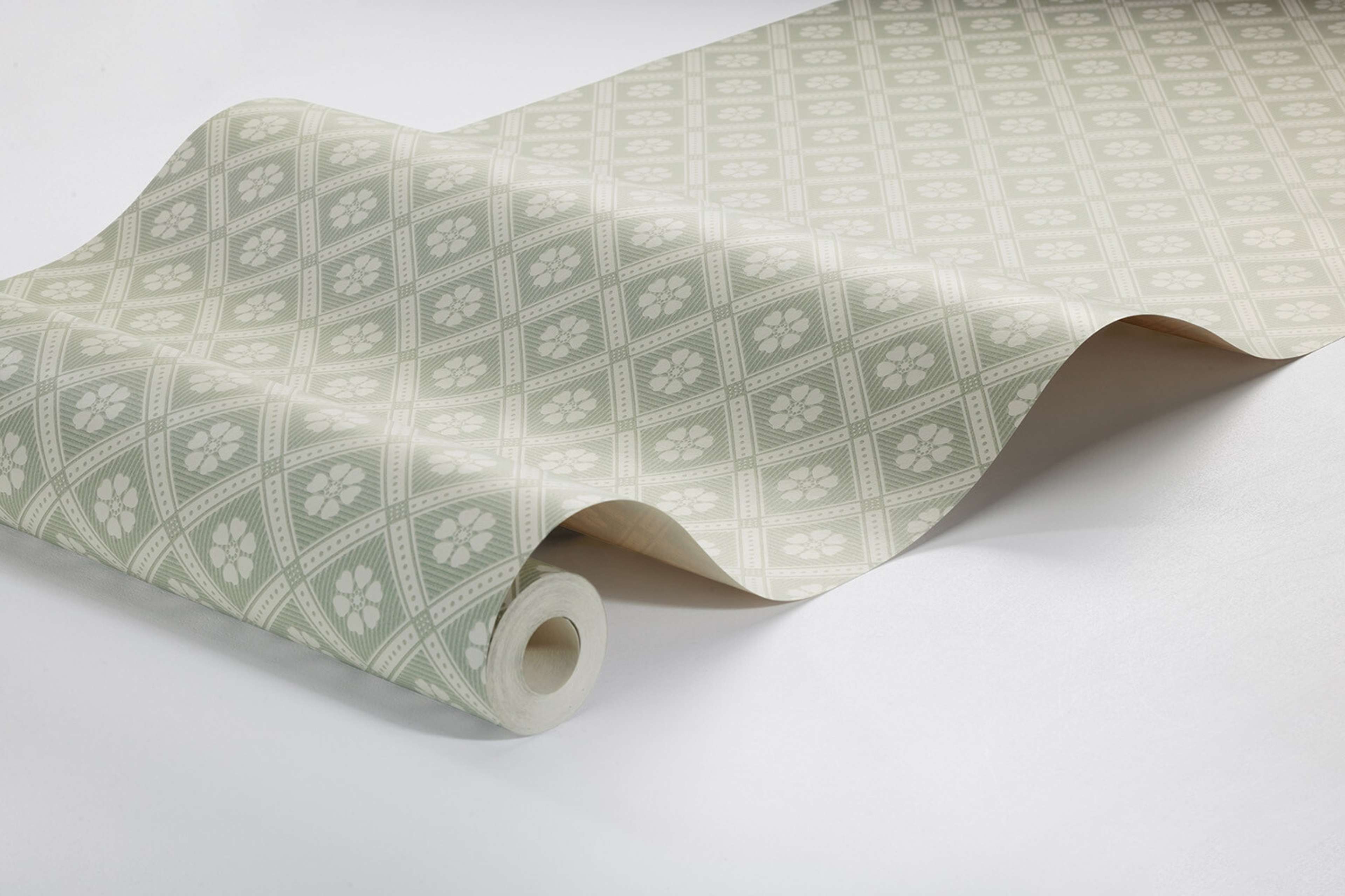 Love tapet med trellis mönster i grön och beige. Från kollektionen New Heritage. Nonwoven-material med rak passning. Passar i matsal, kök och hall.