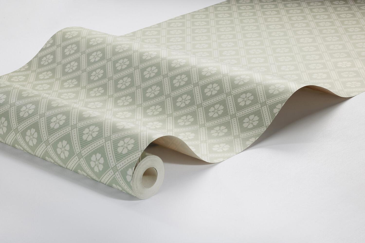 Love tapet med trellis mönster i grön och beige. Från kollektionen New Heritage. Nonwoven-material med rak passning. Passar i matsal, kök och hall.