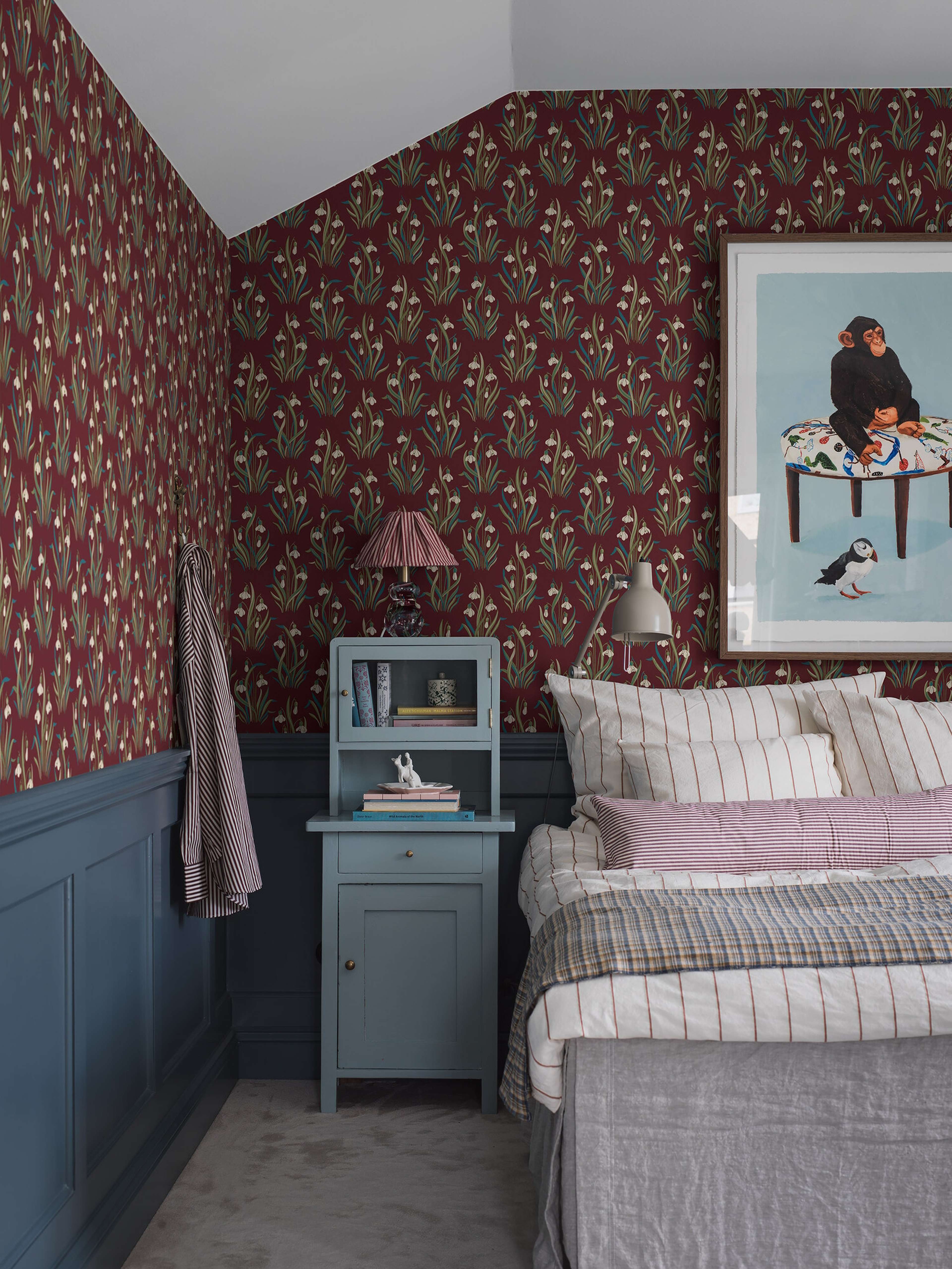 Snödroppe tapet med botaniskt, blommigt mönster i röd. Från kollektionen New Heritage. Nonwoven-material med rak passning.