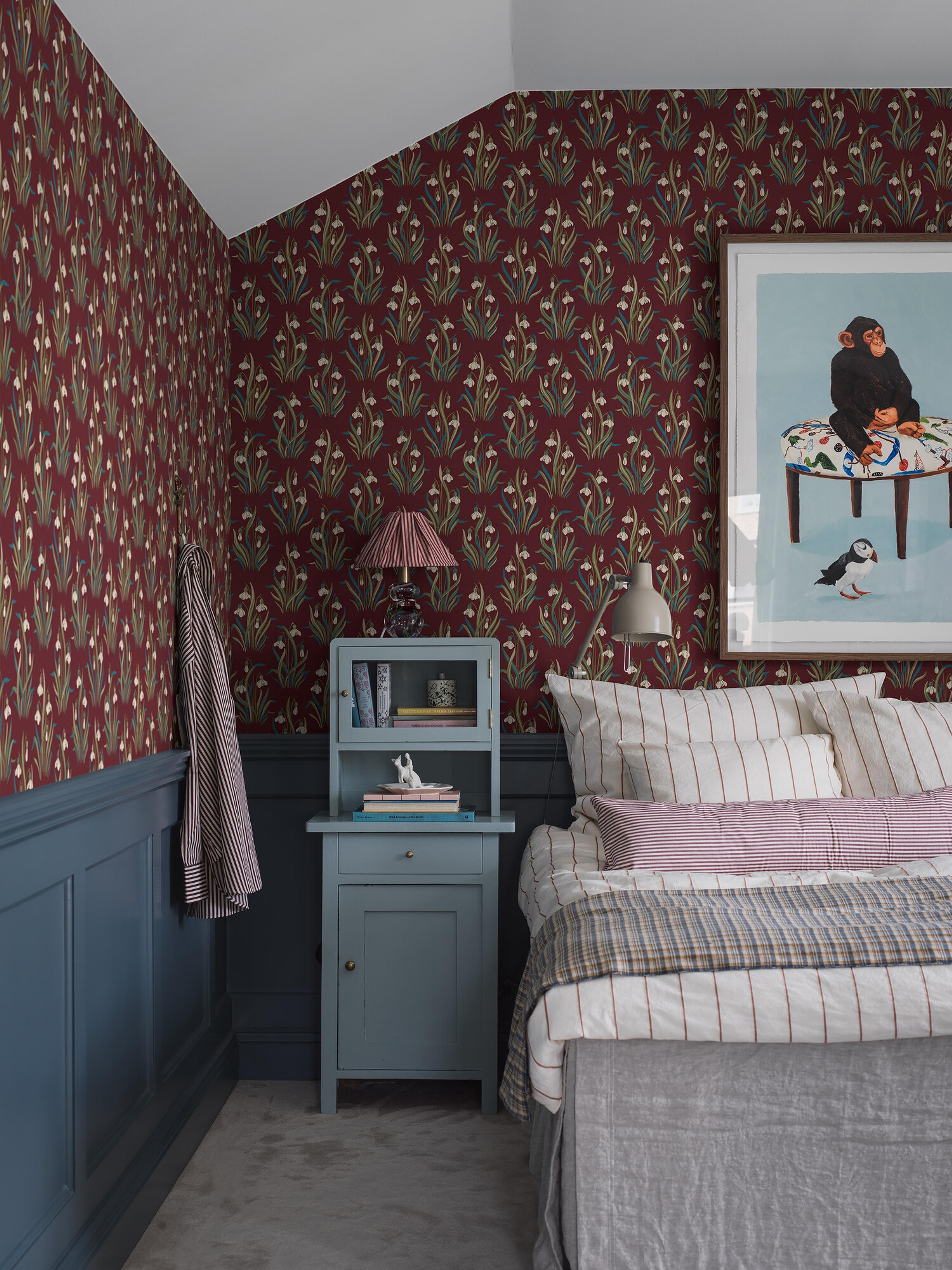 Snödroppe tapet med botaniskt, blommigt mönster i röd. Från kollektionen New Heritage. Nonwoven-material med rak passning.