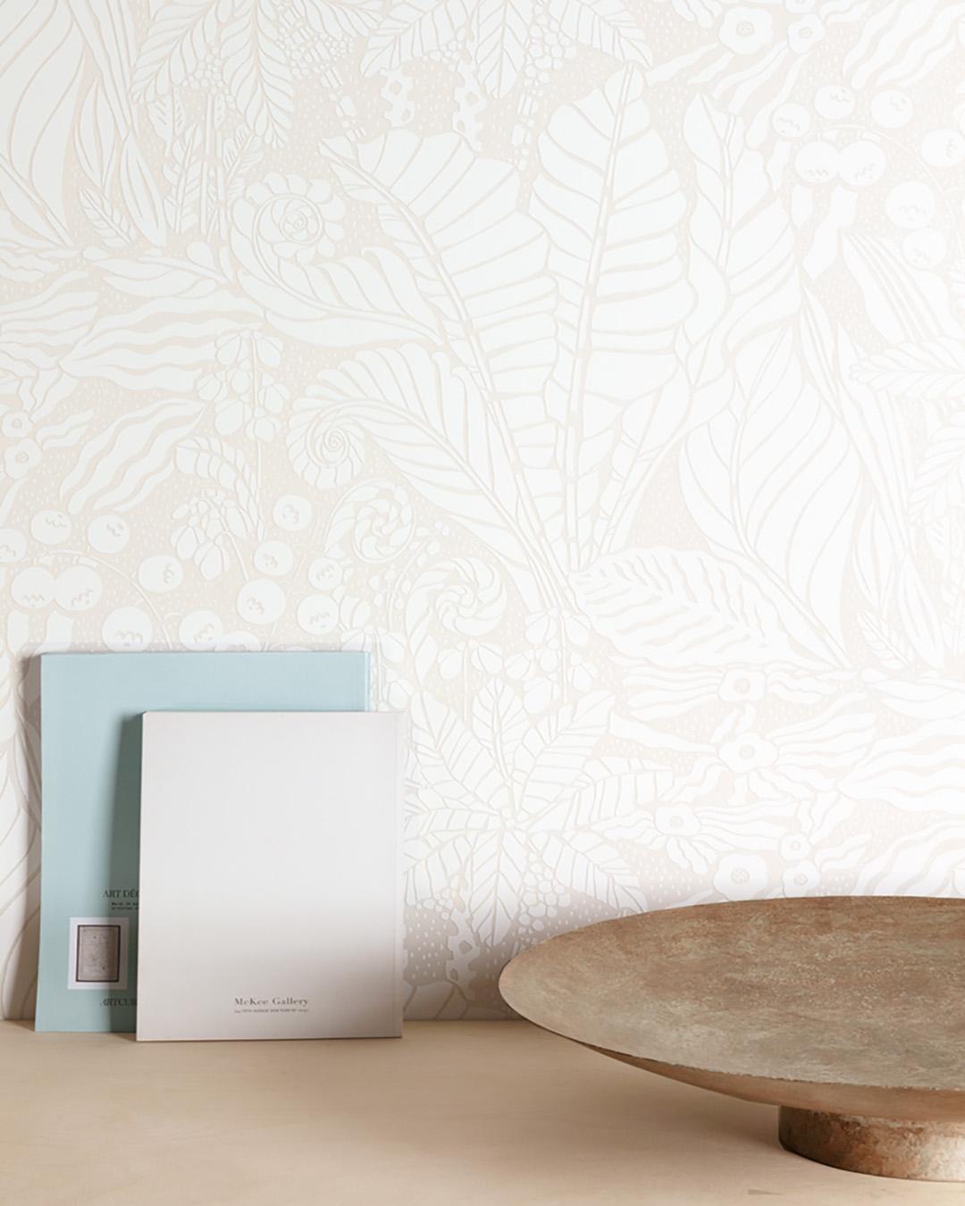 Madita, beige tapet tapet med stormönstrat, botaniskt mönster i beige. Från kollektionen Aquila. Nonwoven-material med förskjuten passning.