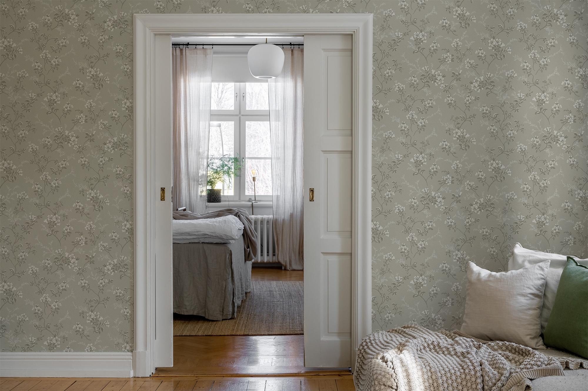 Sonja Beige tapet med blommigt mönster i beige. Från kollektionen Flora. Nonwoven-material med förskjuten passning.