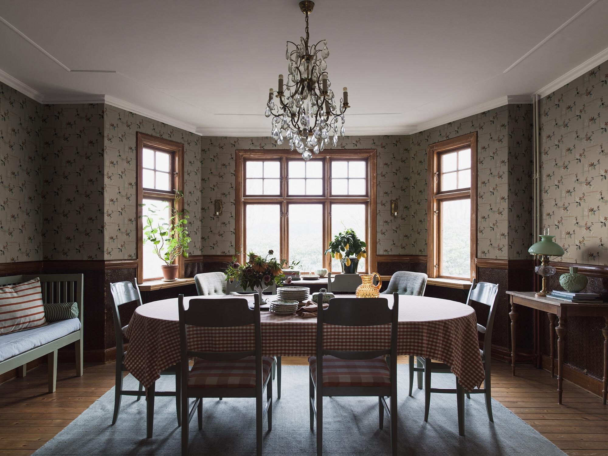 Salängen tapet med botaniskt mönster i beige. Från kollektionen Alla Tiders Hus. Nonwoven-material med rak passning. City-stil. Passar i vardagsrum, matsal och kök.