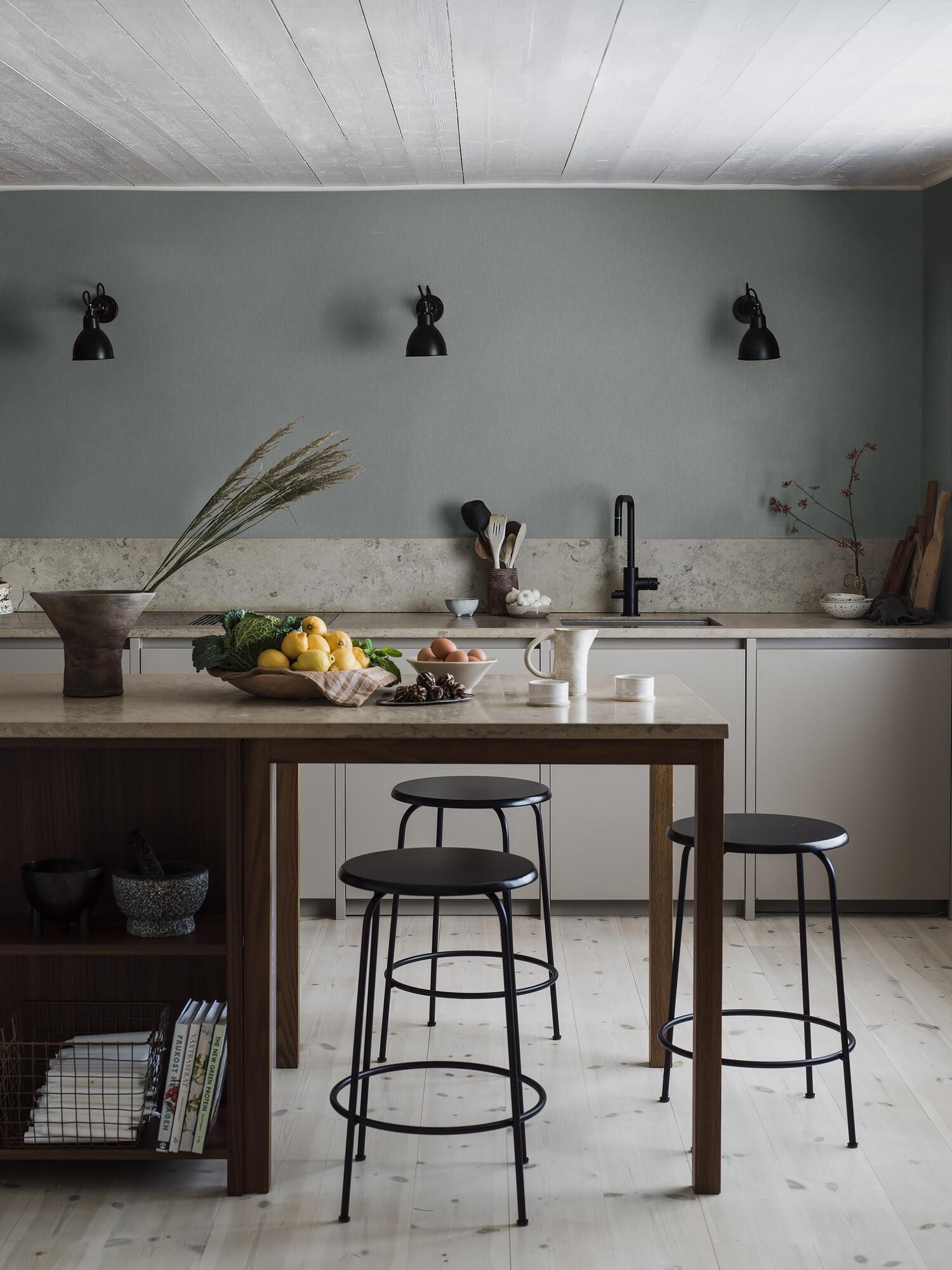 Dusty Denim tapet med enfargat, textilimitation mönster i blå. Från kollektionen Linen. Nonwoven-material. Passar i vardagsrum och matsal.