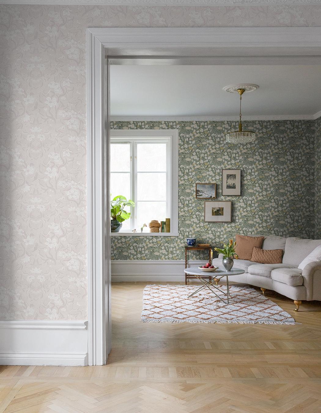 Hava tapet med blommigt mönster i grå. Från kollektionen Fägring. Nonwoven-material med rak passning.