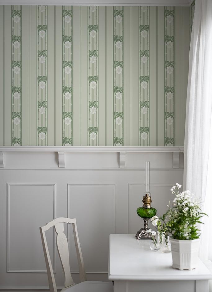 Ramsjö, Grön tapet från duro med randigt mönster i grön. Från kollektionen Gammalsvenska QuickUp. Nonwoven-material med rak passning.
