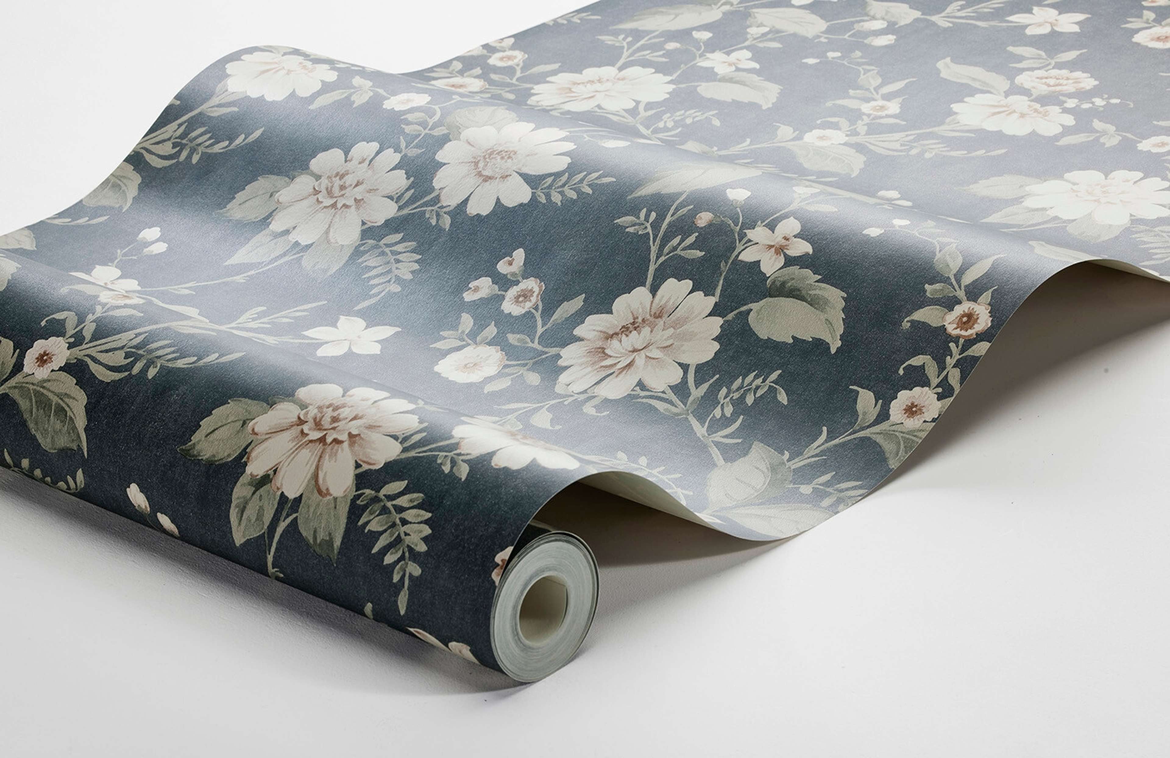 Laura´s Cottage mörkblå botten tapet med blommigt mönster i blå. Från kollektionen Cottage Garden. Nonwoven-material med rak passning. Passar i vardagsrum, matsal och hall.