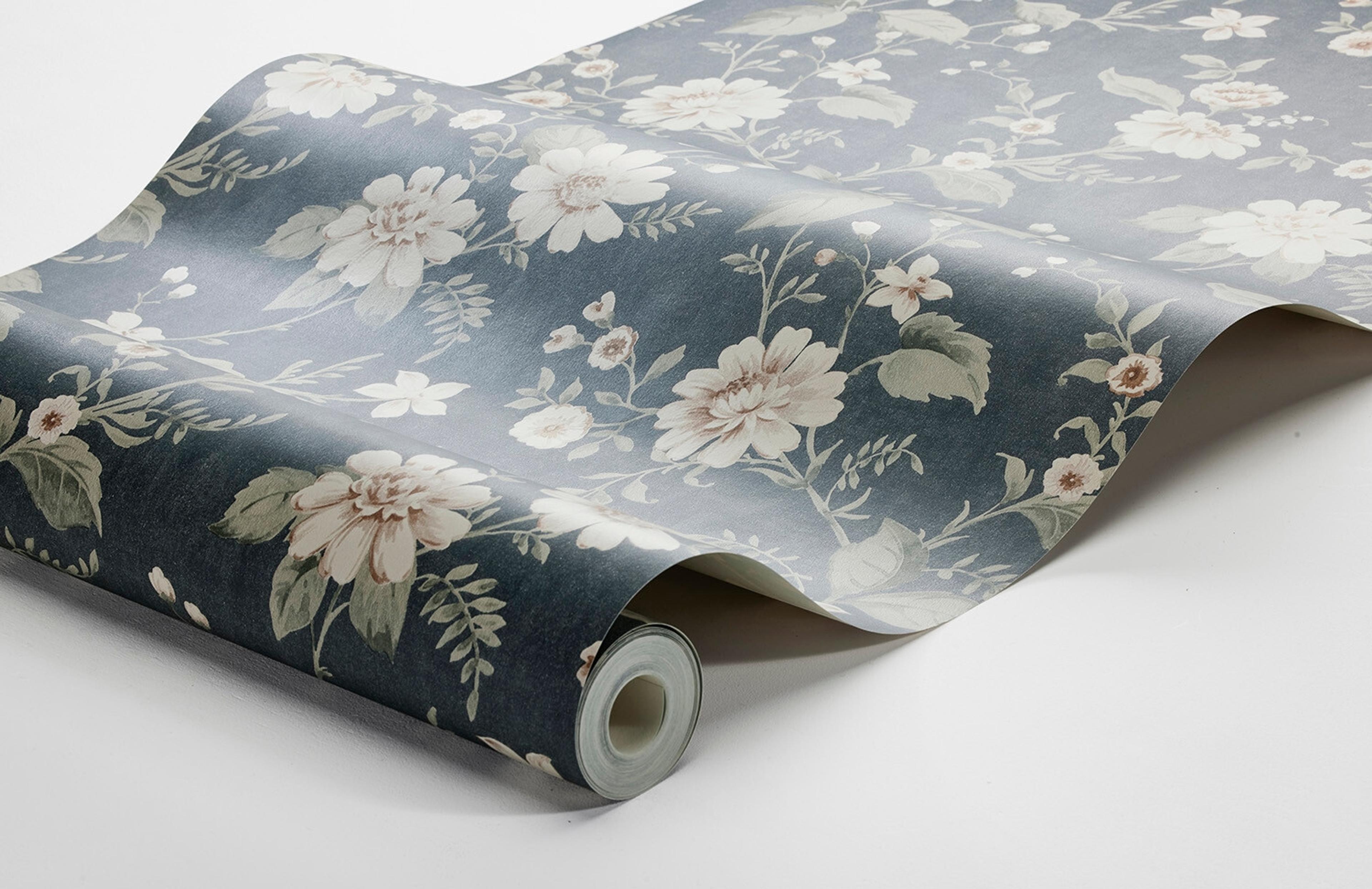 Laura´s Cottage mörkblå botten tapet med blommigt mönster i blå. Från kollektionen Cottage Garden. Nonwoven-material med rak passning. Passar i vardagsrum, matsal och hall.