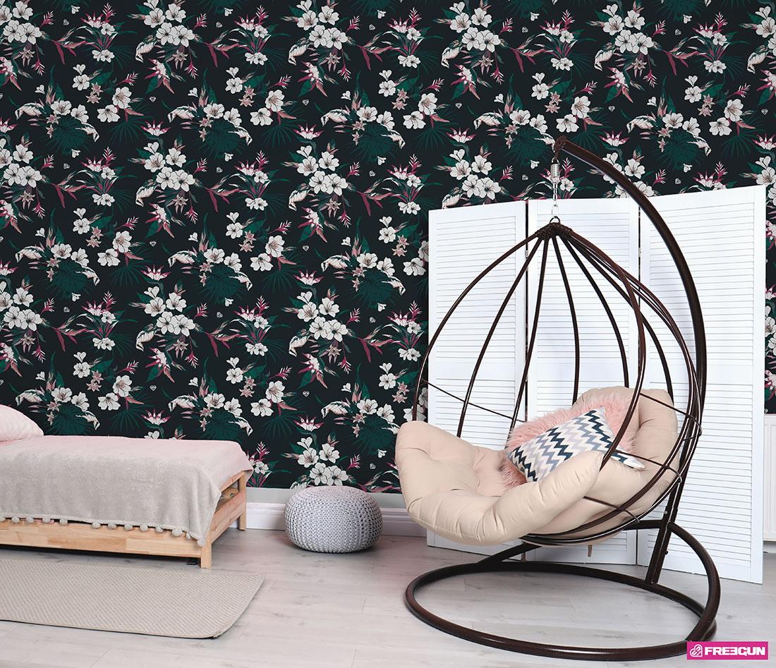 free hibiscus tapet med blommigt mönster i svart. Från kollektionen les aventures. Nonwoven-material med rak passning. Passar i vardagsrum och matsal.