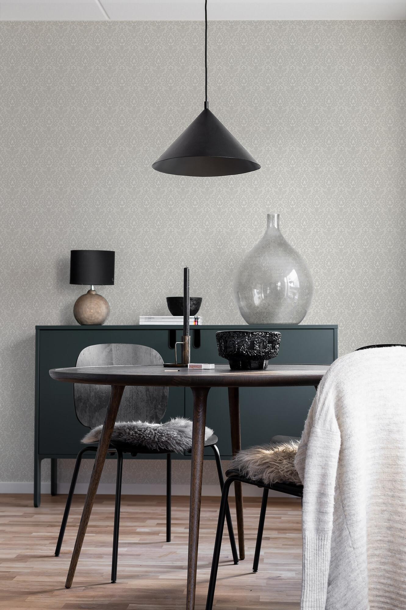 Borosan 21 8606 tapet med medaljonger mönster i grå. Från kollektionen Borosan 21. Papper-material med rak passning.