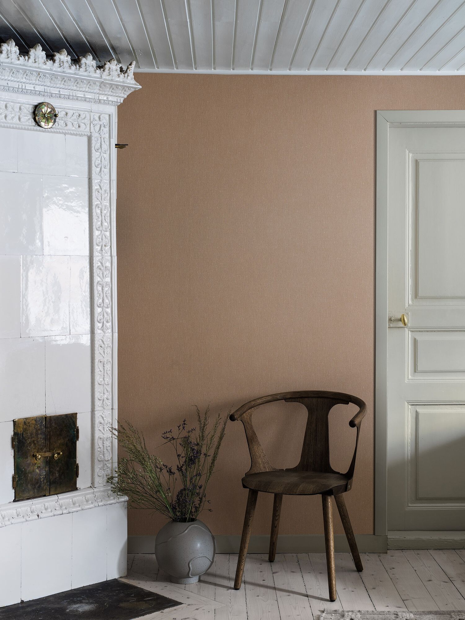 Terracotta Linen tapet med enfargat, textilimitation mönster i röd. Från kollektionen Linen. Nonwoven-material. Passar i vardagsrum och matsal.