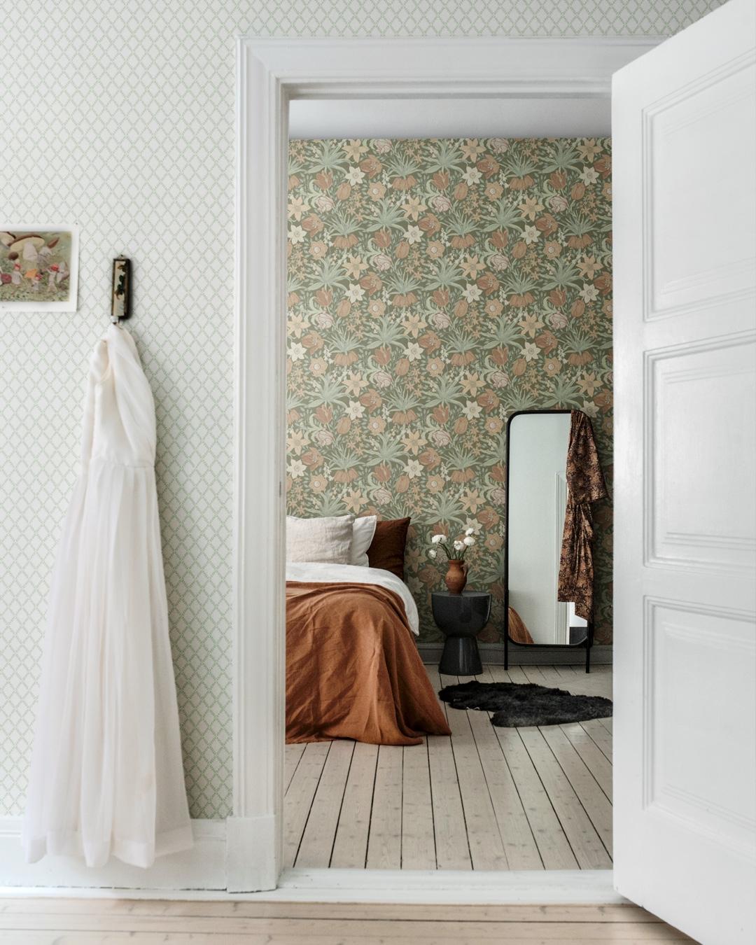 Trevor tapet med trellis mönster i vit. Från kollektionen Fågelsång. Nonwoven-material med rak passning.