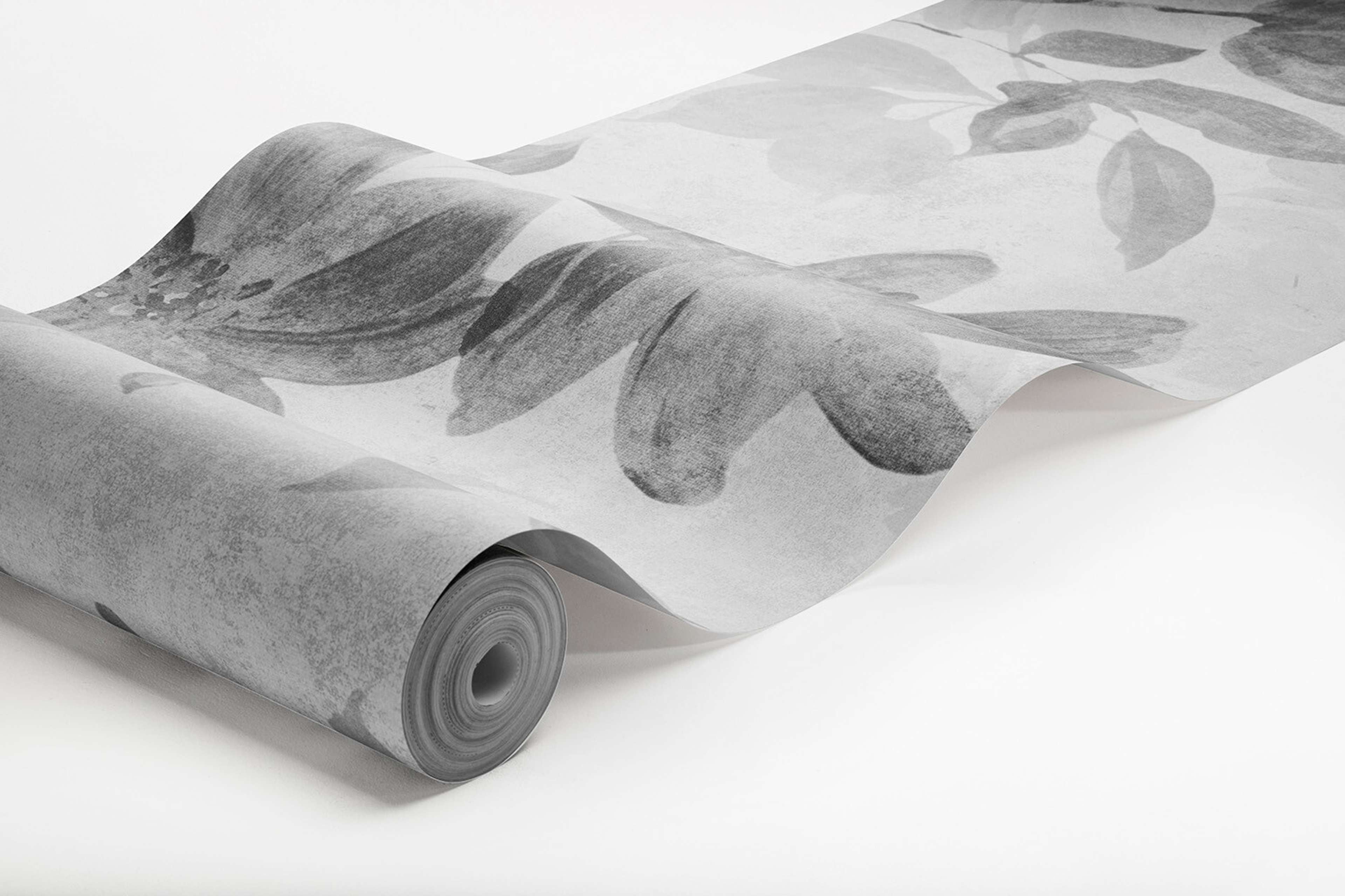 Florence Mural blommönster i dämpat grått tapet med blommigt mönster i vit. Från kollektionen Cottage Garden. Nonwoven-material med rak passning. Passar i vardagsrum, matsal och hall.