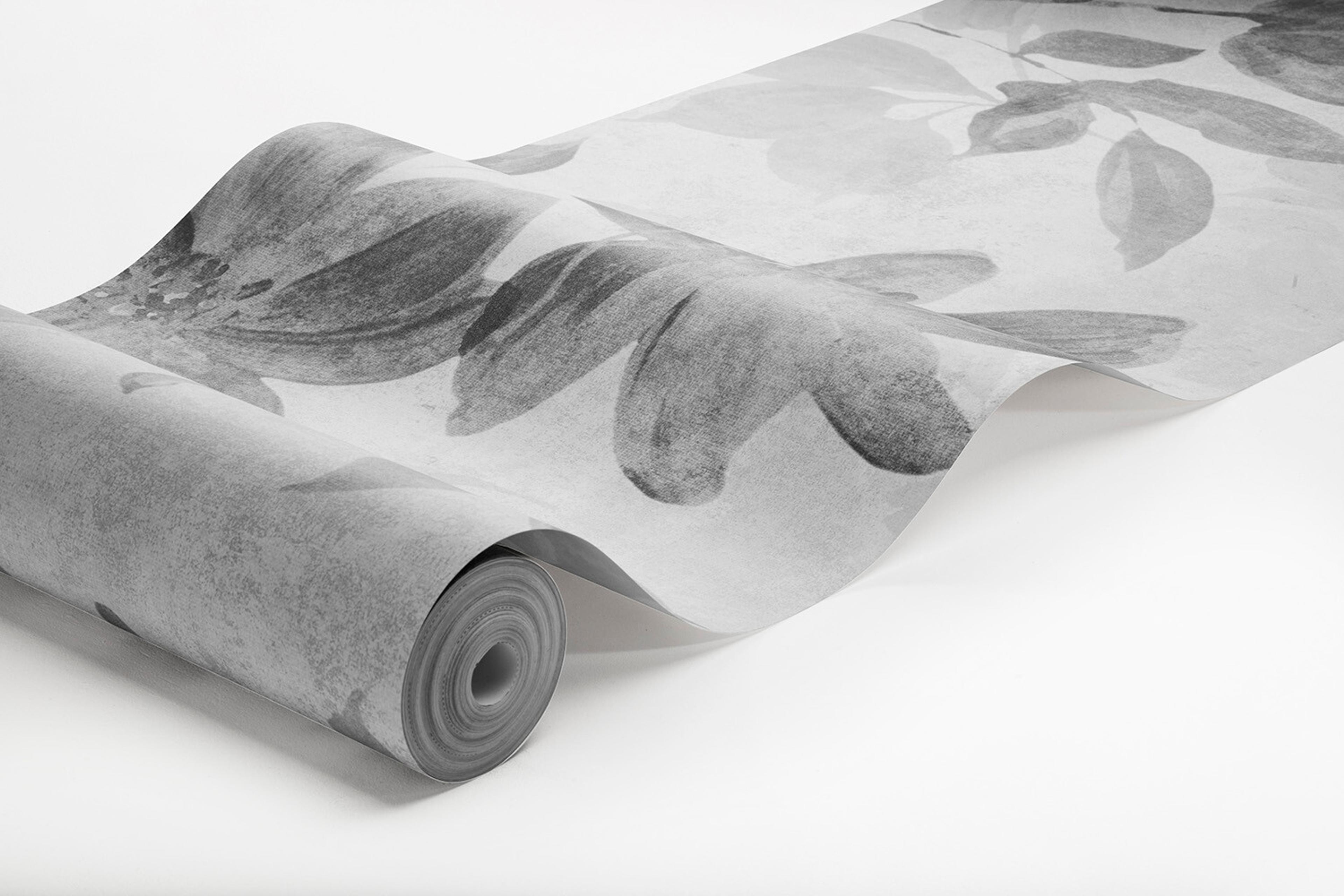 Florence Mural blommönster i dämpat grått tapet med blommigt mönster i vit. Från kollektionen Cottage Garden. Nonwoven-material med rak passning. Passar i vardagsrum, matsal och hall.