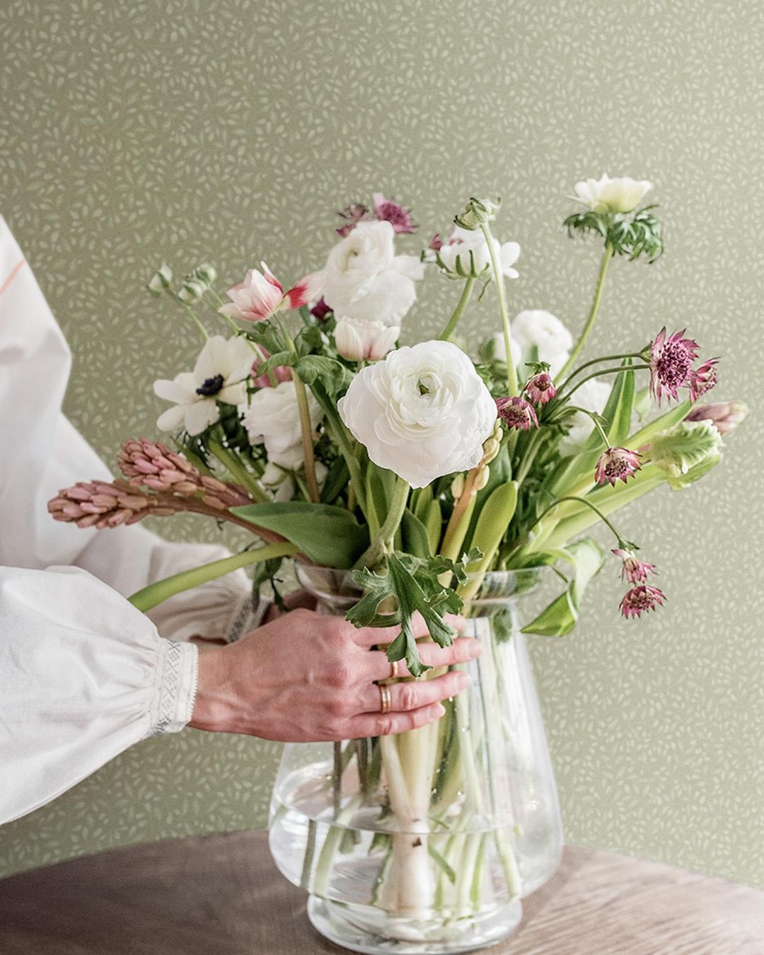 Adam, grön tapet tapet med botaniskt mönster i grön. Från kollektionen Långenäs. Nonwoven-material med förskjuten passning.