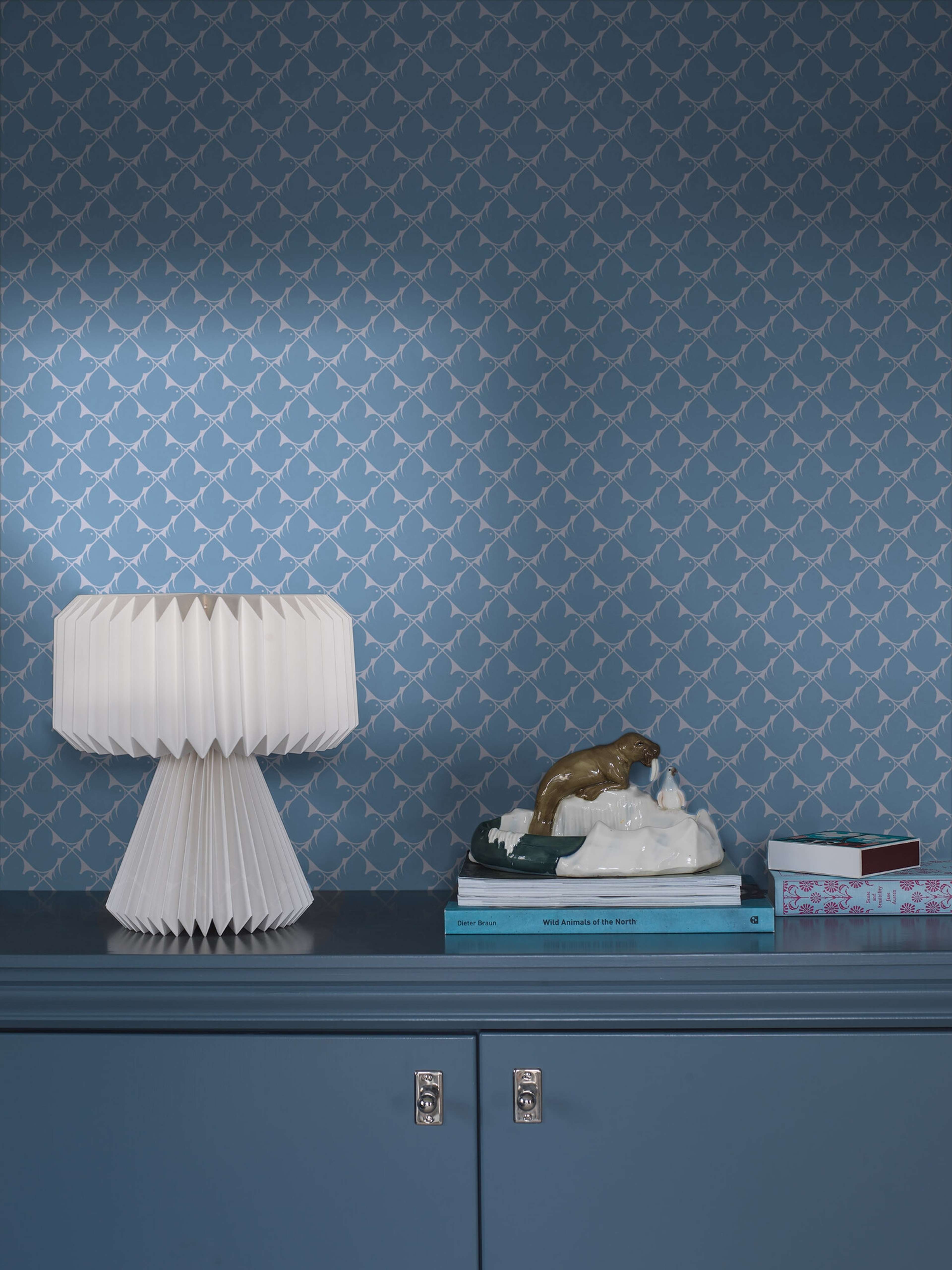 Pippi tapet med trellis mönster i blå. Från kollektionen New Heritage. Nonwoven-material med rak passning.​​​​‌﻿‍﻿​‍​‍‌‍﻿﻿‌﻿​‍‌‍‍‌‌‍‌﻿‌‍‍‌‌‍﻿‍​‍​‍​﻿‍‍​‍​‍‌﻿​﻿‌‍​‌‌‍﻿‍‌‍‍‌‌﻿‌​‌﻿‍‌​‍﻿‍‌‍‍‌‌‍﻿﻿​‍​‍​‍﻿​​‍​‍‌‍‍​‌﻿​‍‌‍‌‌‌‍‌‍​‍​‍​﻿‍‍​‍​‍‌‍‍​‌﻿‌​‌﻿‌​‌﻿​​‌﻿​﻿​﻿‍‍​‍﻿﻿​‍﻿﻿‌﻿‌﻿‌﻿‌﻿‌﻿‌﻿​‍﻿‍‌‍​﻿‌‍﻿﻿‌‍﻿​‌‍﻿﻿‌﻿​‍‌‍​‌‌‍﻿‌‌‍​‌​‍﻿‍‌﻿​﻿‌‍‌‌​‍﻿﻿‌﻿​﻿‌﻿‌​‌﻿‌‌‌‍‌​‌‍‍‌‌‍﻿﻿​‍﻿﻿‌‍‍‌‌‍﻿‍‌﻿‌​‌‍‌‌‌‍﻿‍‌﻿‌​​‍﻿﻿‌‍‌‌‌‍‌​‌‍‍‌‌﻿‌​​‍﻿﻿‌‍﻿‌‌‍﻿﻿‌‍‌​‌‍‌‌​﻿﻿‌‌﻿​​‌﻿​‍‌‍‌‌‌﻿​﻿‌‍‌‌‌‍﻿‍‌﻿‌​‌‍​‌‌﻿‌​‌‍‍‌‌‍﻿﻿‌‍﻿‍​﻿‍﻿‌‍‍‌‌‍‌​​﻿﻿‌‌‍‍‌‌‍﻿‌‌‍​‌‌‍‌﻿‌‍‌‌​‍﻿‌​﻿‍‌‌‍​‍​﻿​‌​﻿‌﻿​﻿​‍​﻿​​​﻿‌‌​﻿‍​​﻿​﻿‌‍​‍​﻿‌‍​﻿​﻿​﻿​​‌‍‌​‌‍‌​​﻿‌﻿​﻿‌‍​﻿‌﻿‌‍‌‌​﻿​‍​﻿​‍‌‍​‍​﻿‍‌​﻿‌​‌‍​‍‌‍​﻿‌‍‌‍‌‍‌‍‌‍‌‍‌‍​‍‌‍‌​‌‍‌​‌‍​﻿​﻿​‌​﻿​‌​﻿​﻿​﻿‌‌​﻿​‍‌‍‌​​﻿‌​​‍﻿‌​﻿​‌​﻿‌‌​﻿​​​﻿​​‌﻿‍​​﻿​‍​﻿​​​﻿​​​﻿​​​‍﻿‌‌‍‍‍‌﻿​​‌‍‌﻿​﻿‍﻿‌﻿‌​‌﻿‍‌‌﻿​​‌‍‌‌​﻿﻿‌‌﻿​﻿‌‍​‌‌‍﻿‍‌‍‍‌‌﻿‌​‌﻿‍‌​‍﻿‍‌‍‍‌‌‍﻿‌‌‍​‌‌‍‌﻿‌‍‌‌‌​​‌‌﻿​﻿‌﻿​﻿‌‍‌‌‌﻿‌​​﻿‍﻿‌﻿​​‌‍​‌‌﻿‌​‌‍‍​​﻿﻿‌‌‍​‌‌‍﻿​‌﻿‌​‌‌‌​‌‍‌‌‌﻿‍​‌﻿‌​​﻿﻿﻿‌‍​‍‌‍​‌‌﻿​﻿‌‍‌‌‌‌‌‌‌﻿​‍‌‍﻿​​﻿﻿‌‌‍‍​‌﻿‌​‌﻿‌​‌﻿​​‌﻿​﻿​‍‌‌​﻿​﻿‌​​‌​‍‌‌​﻿​‍‌​‌‍​‍‌‌​﻿​‍‌​‌‍‌﻿‌﻿‌﻿‌﻿‌﻿‌﻿​‍﻿‍‌‍​﻿‌‍﻿﻿‌‍﻿​‌‍﻿﻿‌﻿​‍‌‍​‌‌‍﻿‌‌‍​‌​‍﻿‍‌﻿​﻿‌‍‌‌​‍‌‌​﻿​‍‌​‌‍‌﻿​﻿‌﻿‌​‌﻿‌‌‌‍‌​‌‍‍‌‌‍﻿﻿​‍‌‍‌‍‍‌‌‍‌​​﻿﻿‌‌‍‍‌‌‍﻿‌‌‍​‌‌‍‌﻿‌‍‌‌​‍﻿‌​﻿‍‌‌‍​‍​﻿​‌​﻿‌﻿​﻿​‍​﻿​​​﻿‌‌​﻿‍​​﻿​﻿‌‍​‍​﻿‌‍​﻿​﻿​﻿​​‌‍‌​‌‍‌​​﻿‌﻿​﻿‌‍​﻿‌﻿‌‍‌‌​﻿​‍​﻿​‍‌‍​‍​﻿‍‌​﻿‌​‌‍​‍‌‍​﻿‌‍‌‍‌‍‌‍‌‍‌‍‌‍​‍‌‍‌​‌‍‌​‌‍​﻿​﻿​‌​﻿​‌​﻿​﻿​﻿‌‌​﻿​‍‌‍‌​​﻿‌​​‍﻿‌​﻿​‌​﻿‌‌​﻿​​​﻿​​‌﻿‍​​﻿​‍​﻿​​​﻿​​​﻿​​​‍﻿‌‌‍‍‍‌﻿​​‌‍‌﻿​‍‌‍‌﻿‌​‌﻿‍‌‌﻿​​‌‍‌‌​﻿﻿‌‌﻿​﻿‌‍​‌‌‍﻿‍‌‍‍‌‌﻿‌​‌﻿‍‌​‍﻿‍‌‍‍‌‌‍﻿‌‌‍​‌‌‍‌﻿‌‍‌‌‌​​‌‌﻿​﻿‌﻿​﻿‌‍‌‌‌﻿‌​​‍‌‍‌﻿​​‌‍​‌‌﻿‌​‌‍‍​​﻿﻿‌‌‍​‌‌‍﻿​‌﻿‌​‌‌‌​‌‍‌‌‌﻿‍​‌﻿‌​​‍‌‍‌﻿​​‌‍‌‌‌﻿​‍‌﻿​﻿‌﻿​​‌‍‌‌‌‍​﻿‌﻿‌​‌‍‍‌‌﻿‌‍‌‍‌‌​﻿﻿‌‌﻿​​‌﻿‌‌‌‍​‍‌‍﻿​‌‍‍‌‌﻿​﻿‌‍‍​‌‍‌‌‌‍‌​​‍​‍‌﻿﻿‌