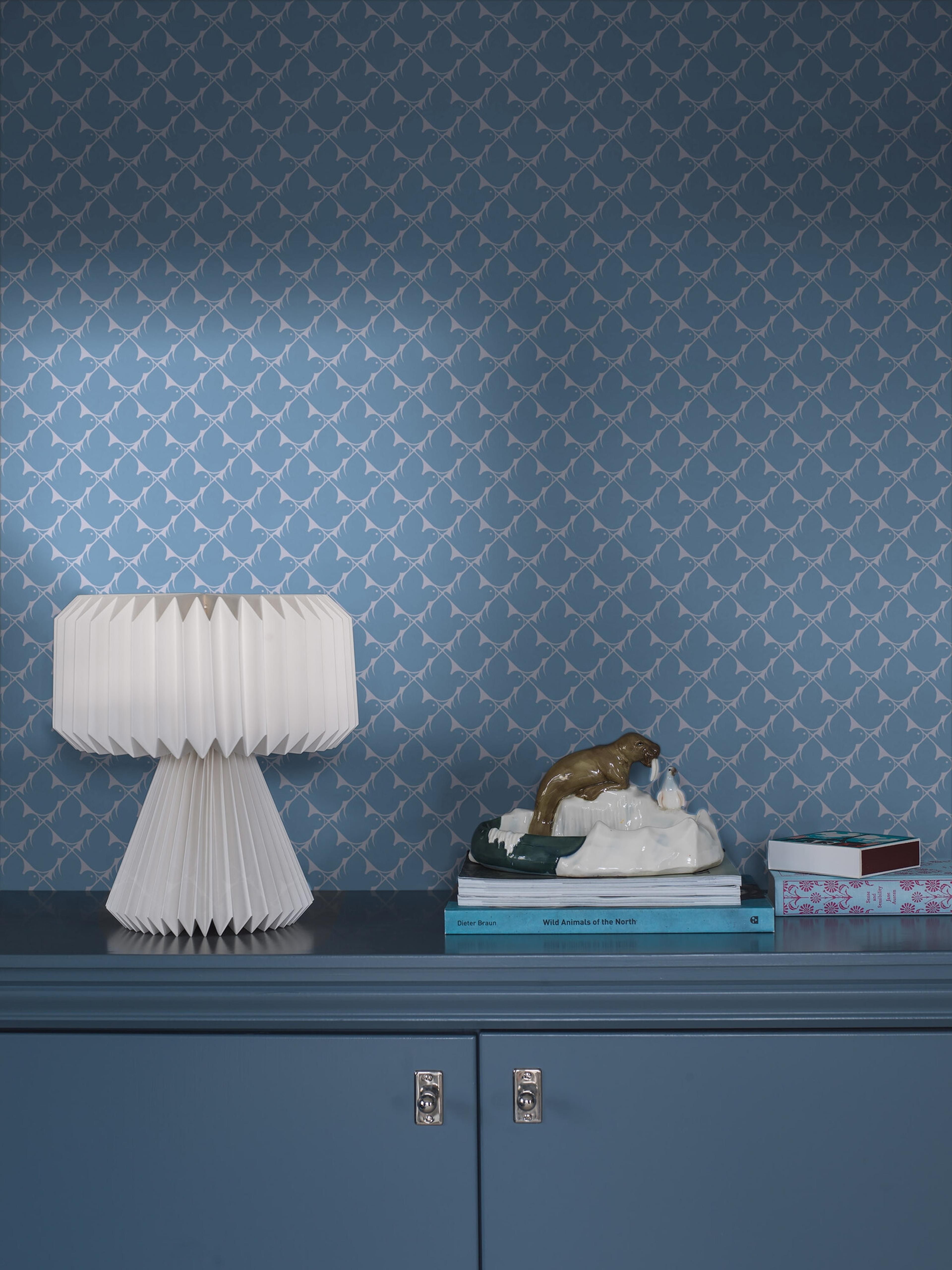 Pippi tapet med trellis mönster i blå. Från kollektionen New Heritage. Nonwoven-material med rak passning.​​​​‌﻿‍﻿​‍​‍‌‍﻿﻿‌﻿​‍‌‍‍‌‌‍‌﻿‌‍‍‌‌‍﻿‍​‍​‍​﻿‍‍​‍​‍‌﻿​﻿‌‍​‌‌‍﻿‍‌‍‍‌‌﻿‌​‌﻿‍‌​‍﻿‍‌‍‍‌‌‍﻿﻿​‍​‍​‍﻿​​‍​‍‌‍‍​‌﻿​‍‌‍‌‌‌‍‌‍​‍​‍​﻿‍‍​‍​‍‌‍‍​‌﻿‌​‌﻿‌​‌﻿​​‌﻿​﻿​﻿‍‍​‍﻿﻿​‍﻿﻿‌﻿‌﻿‌﻿‌﻿‌﻿‌﻿​‍﻿‍‌‍​﻿‌‍﻿﻿‌‍﻿​‌‍﻿﻿‌﻿​‍‌‍​‌‌‍﻿‌‌‍​‌​‍﻿‍‌﻿​﻿‌‍‌‌​‍﻿﻿‌﻿​﻿‌﻿‌​‌﻿‌‌‌‍‌​‌‍‍‌‌‍﻿﻿​‍﻿﻿‌‍‍‌‌‍﻿‍‌﻿‌​‌‍‌‌‌‍﻿‍‌﻿‌​​‍﻿﻿‌‍‌‌‌‍‌​‌‍‍‌‌﻿‌​​‍﻿﻿‌‍﻿‌‌‍﻿﻿‌‍‌​‌‍‌‌​﻿﻿‌‌﻿​​‌﻿​‍‌‍‌‌‌﻿​﻿‌‍‌‌‌‍﻿‍‌﻿‌​‌‍​‌‌﻿‌​‌‍‍‌‌‍﻿﻿‌‍﻿‍​﻿‍﻿‌‍‍‌‌‍‌​​﻿﻿‌‌‍‍‌‌‍﻿‌‌‍​‌‌‍‌﻿‌‍‌‌​‍﻿‌​﻿‍‌‌‍​‍​﻿​‌​﻿‌﻿​﻿​‍​﻿​​​﻿‌‌​﻿‍​​﻿​﻿‌‍​‍​﻿‌‍​﻿​﻿​﻿​​‌‍‌​‌‍‌​​﻿‌﻿​﻿‌‍​﻿‌﻿‌‍‌‌​﻿​‍​﻿​‍‌‍​‍​﻿‍‌​﻿‌​‌‍​‍‌‍​﻿‌‍‌‍‌‍‌‍‌‍‌‍‌‍​‍‌‍‌​‌‍‌​‌‍​﻿​﻿​‌​﻿​‌​﻿​﻿​﻿‌‌​﻿​‍‌‍‌​​﻿‌​​‍﻿‌​﻿​‌​﻿‌‌​﻿​​​﻿​​‌﻿‍​​﻿​‍​﻿​​​﻿​​​﻿​​​‍﻿‌‌‍‍‍‌﻿​​‌‍‌﻿​﻿‍﻿‌﻿‌​‌﻿‍‌‌﻿​​‌‍‌‌​﻿﻿‌‌﻿​﻿‌‍​‌‌‍﻿‍‌‍‍‌‌﻿‌​‌﻿‍‌​‍﻿‍‌‍‍‌‌‍﻿‌‌‍​‌‌‍‌﻿‌‍‌‌‌​​‌‌﻿​﻿‌﻿​﻿‌‍‌‌‌﻿‌​​﻿‍﻿‌﻿​​‌‍​‌‌﻿‌​‌‍‍​​﻿﻿‌‌‍​‌‌‍﻿​‌﻿‌​‌‌‌​‌‍‌‌‌﻿‍​‌﻿‌​​﻿﻿﻿‌‍​‍‌‍​‌‌﻿​﻿‌‍‌‌‌‌‌‌‌﻿​‍‌‍﻿​​﻿﻿‌‌‍‍​‌﻿‌​‌﻿‌​‌﻿​​‌﻿​﻿​‍‌‌​﻿​﻿‌​​‌​‍‌‌​﻿​‍‌​‌‍​‍‌‌​﻿​‍‌​‌‍‌﻿‌﻿‌﻿‌﻿‌﻿‌﻿​‍﻿‍‌‍​﻿‌‍﻿﻿‌‍﻿​‌‍﻿﻿‌﻿​‍‌‍​‌‌‍﻿‌‌‍​‌​‍﻿‍‌﻿​﻿‌‍‌‌​‍‌‌​﻿​‍‌​‌‍‌﻿​﻿‌﻿‌​‌﻿‌‌‌‍‌​‌‍‍‌‌‍﻿﻿​‍‌‍‌‍‍‌‌‍‌​​﻿﻿‌‌‍‍‌‌‍﻿‌‌‍​‌‌‍‌﻿‌‍‌‌​‍﻿‌​﻿‍‌‌‍​‍​﻿​‌​﻿‌﻿​﻿​‍​﻿​​​﻿‌‌​﻿‍​​﻿​﻿‌‍​‍​﻿‌‍​﻿​﻿​﻿​​‌‍‌​‌‍‌​​﻿‌﻿​﻿‌‍​﻿‌﻿‌‍‌‌​﻿​‍​﻿​‍‌‍​‍​﻿‍‌​﻿‌​‌‍​‍‌‍​﻿‌‍‌‍‌‍‌‍‌‍‌‍‌‍​‍‌‍‌​‌‍‌​‌‍​﻿​﻿​‌​﻿​‌​﻿​﻿​﻿‌‌​﻿​‍‌‍‌​​﻿‌​​‍﻿‌​﻿​‌​﻿‌‌​﻿​​​﻿​​‌﻿‍​​﻿​‍​﻿​​​﻿​​​﻿​​​‍﻿‌‌‍‍‍‌﻿​​‌‍‌﻿​‍‌‍‌﻿‌​‌﻿‍‌‌﻿​​‌‍‌‌​﻿﻿‌‌﻿​﻿‌‍​‌‌‍﻿‍‌‍‍‌‌﻿‌​‌﻿‍‌​‍﻿‍‌‍‍‌‌‍﻿‌‌‍​‌‌‍‌﻿‌‍‌‌‌​​‌‌﻿​﻿‌﻿​﻿‌‍‌‌‌﻿‌​​‍‌‍‌﻿​​‌‍​‌‌﻿‌​‌‍‍​​﻿﻿‌‌‍​‌‌‍﻿​‌﻿‌​‌‌‌​‌‍‌‌‌﻿‍​‌﻿‌​​‍‌‍‌﻿​​‌‍‌‌‌﻿​‍‌﻿​﻿‌﻿​​‌‍‌‌‌‍​﻿‌﻿‌​‌‍‍‌‌﻿‌‍‌‍‌‌​﻿﻿‌‌﻿​​‌﻿‌‌‌‍​‍‌‍﻿​‌‍‍‌‌﻿​﻿‌‍‍​‌‍‌‌‌‍‌​​‍​‍‌﻿﻿‌