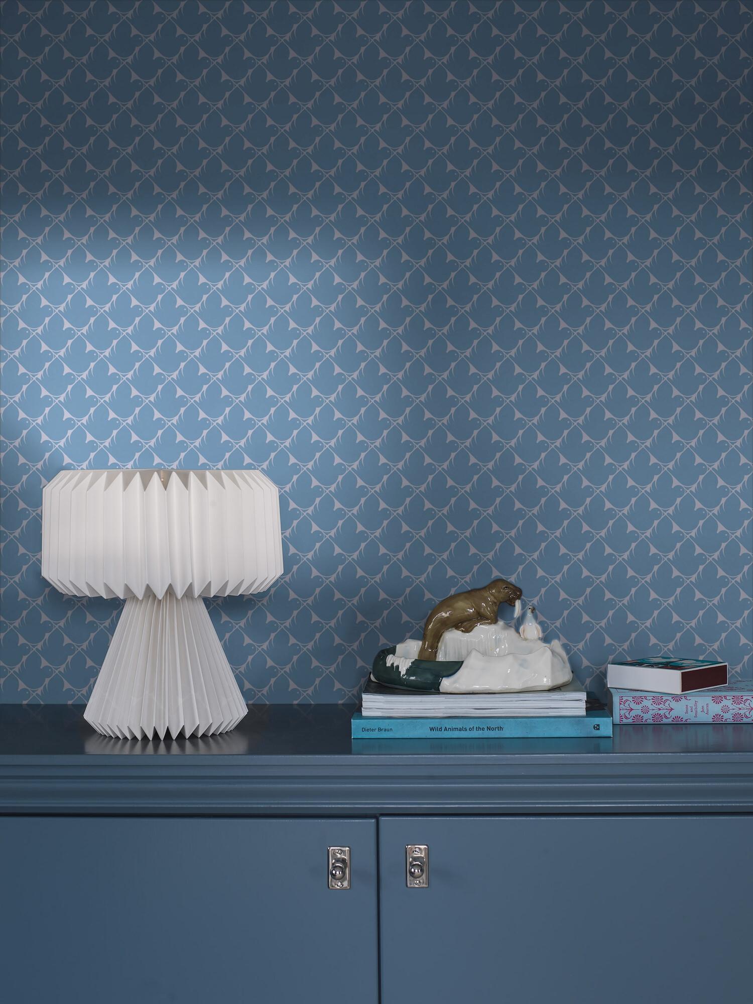 Pippi tapet med trellis mönster i blå. Från kollektionen New Heritage. Nonwoven-material med rak passning.