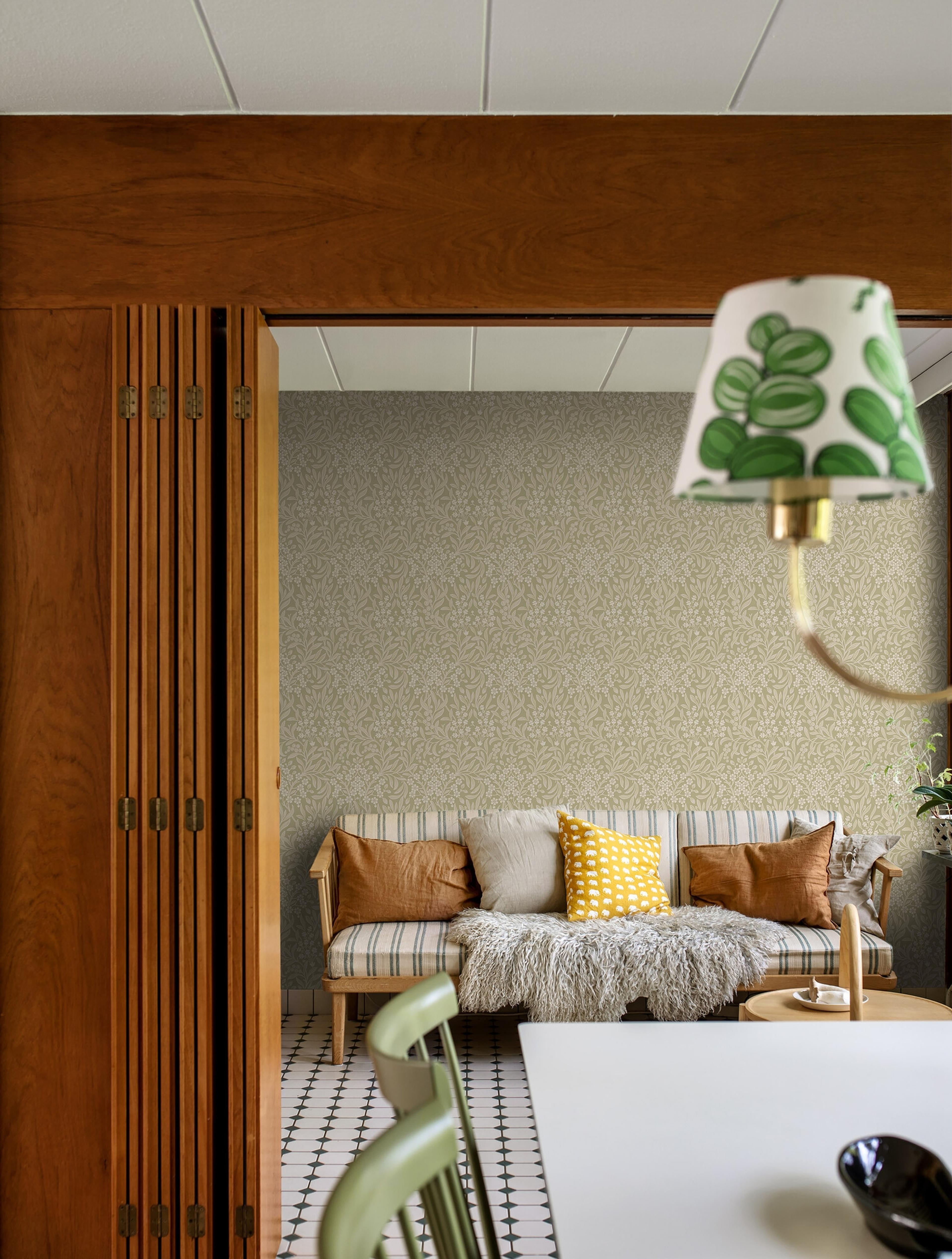 Kryddhyllan tapet med botaniskt, blommigt mönster i grön. Från kollektionen Alla Tiders Hus. Nonwoven-material med rak passning. Passar i vardagsrum, matsal och kök.