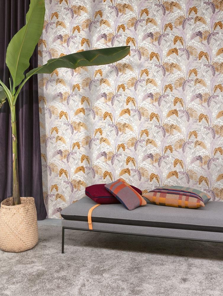 Botanic ginger tapet med botaniskt mönster i grå. Från kollektionen lotus. Nonwoven-material med rak passning.