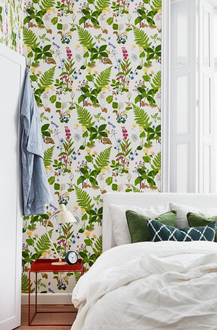 Trollslända tapet från Boråstapeter med botaniskt, retro mönster i vit och grön. Från kollektionen Scandinavian Designers II. Nonwoven-material med rak passning. Country-stil.