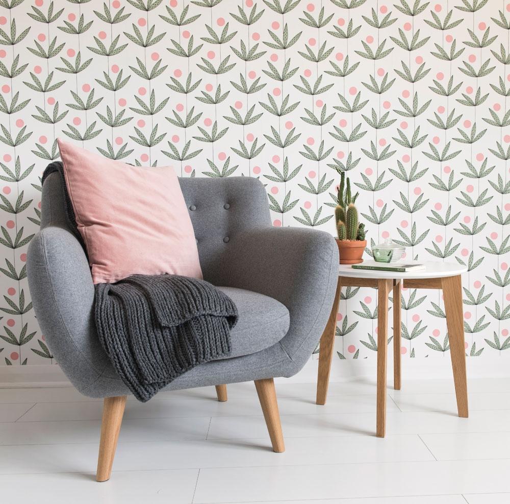 Palm Tree Glades tapet från Midbec med botaniskt, retro mönster i vit och grön. Från kollektionen Kinfolk. Nonwoven-material med förskjuten passning. Vintage, lek-stil.