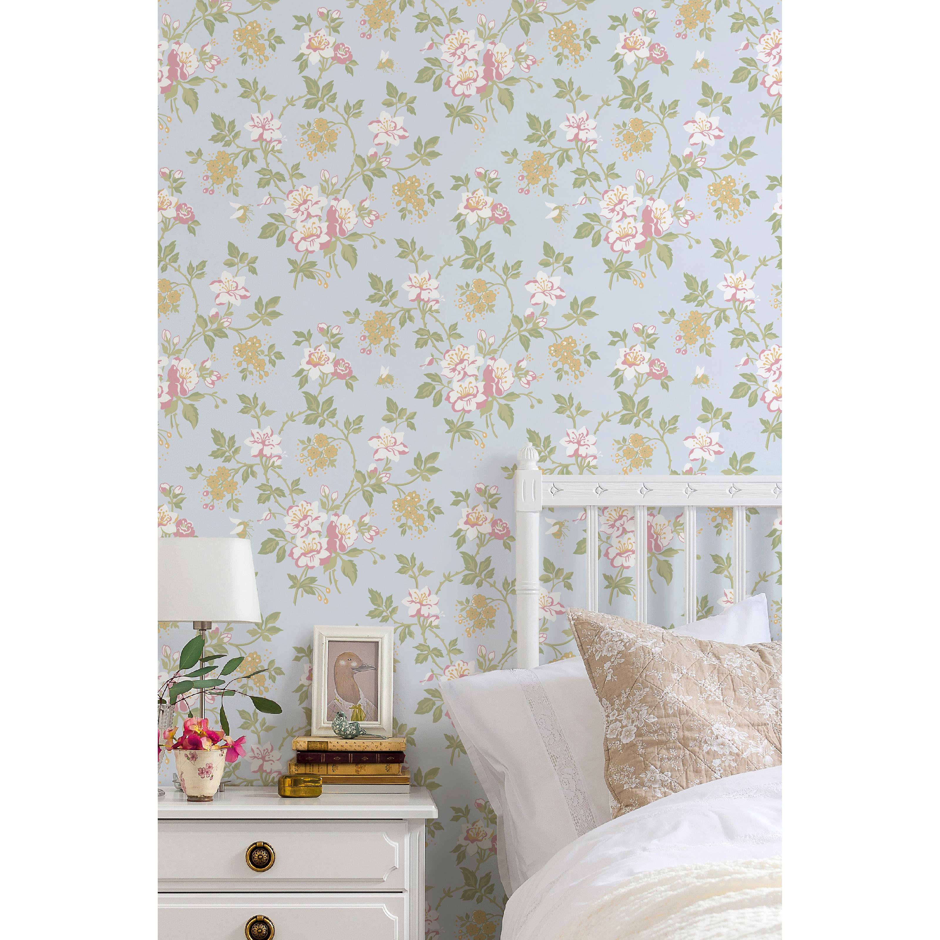 Ester Marias kammare, blå tapet från duro med blommigt mönster i blå. Från kollektionen Duro 1900. Nonwoven-material med rak passning. Country-stil.