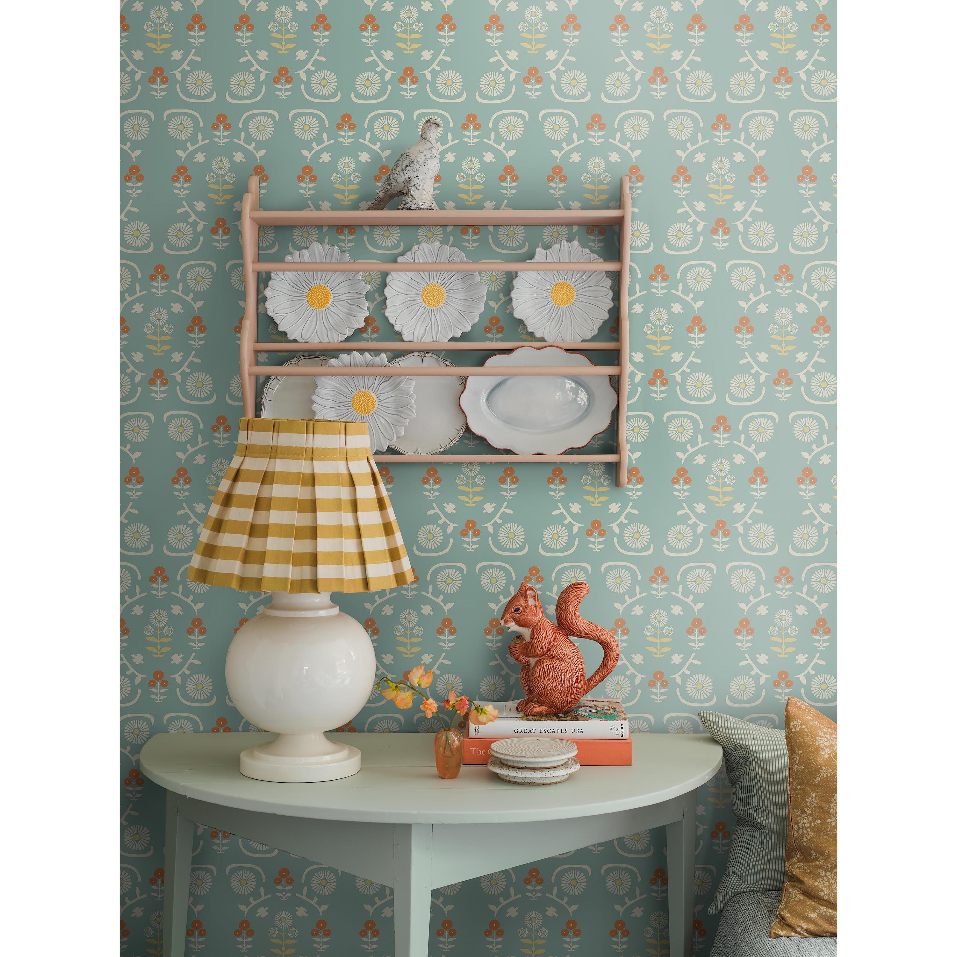 Isolde blå, tapet tapet med medaljonger, blommigt, trellis mönster i blå. Från kollektionen Nordic Folk. Nonwoven-material med rak passning. Passar i vardagsrum.